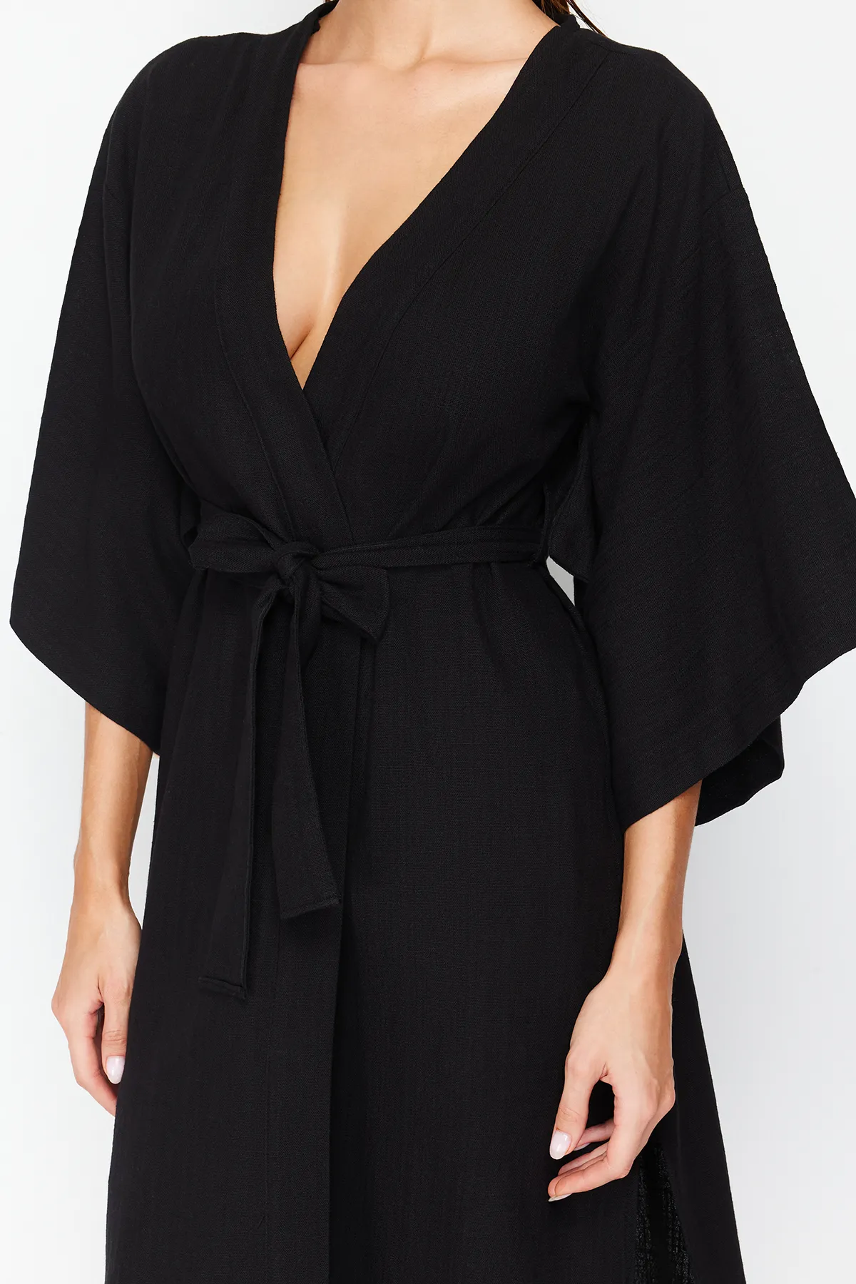 Trendyol Collection  Schwarzer Maxi-Kimono und Kaftan in gewebter Leinenoptik mit Gürtel TBESS23KM00058