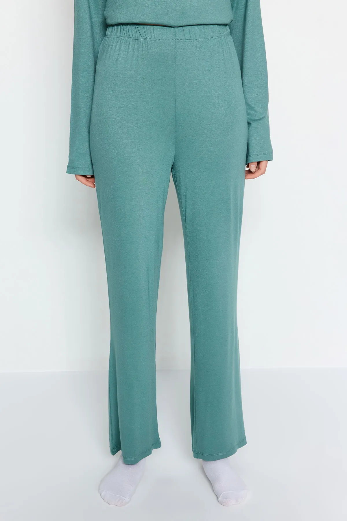Trendyol Collection  Mintfarbenes Baumwoll-Strick-Pyjama-Set mit Schlitz und detaillierter T-Shirt-Hose THMAW24PT00117