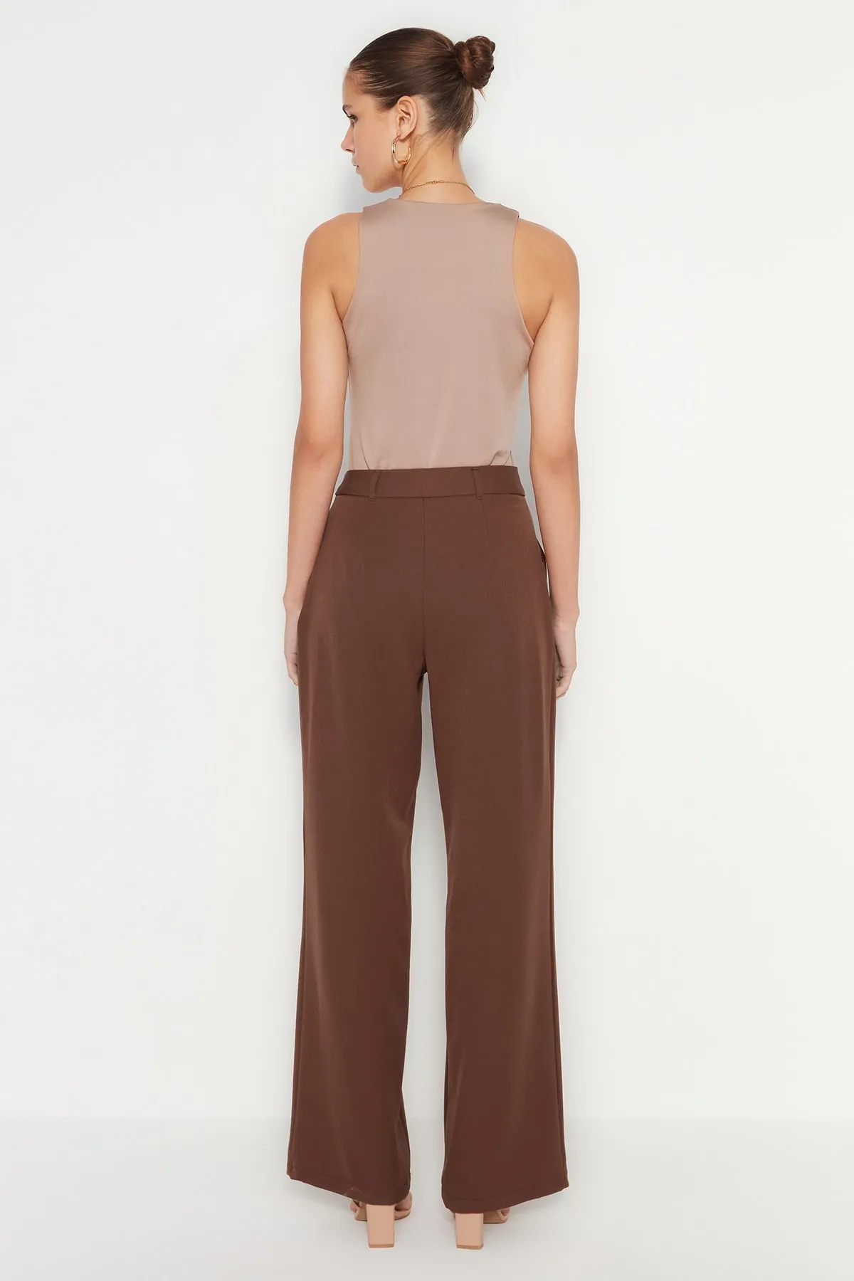 Trendyol Collection  Dunkelbraune, gewebte Hose mit hoher Taille und weitem Bein/Plissee mit weitem Bein TWOAW21PL0076