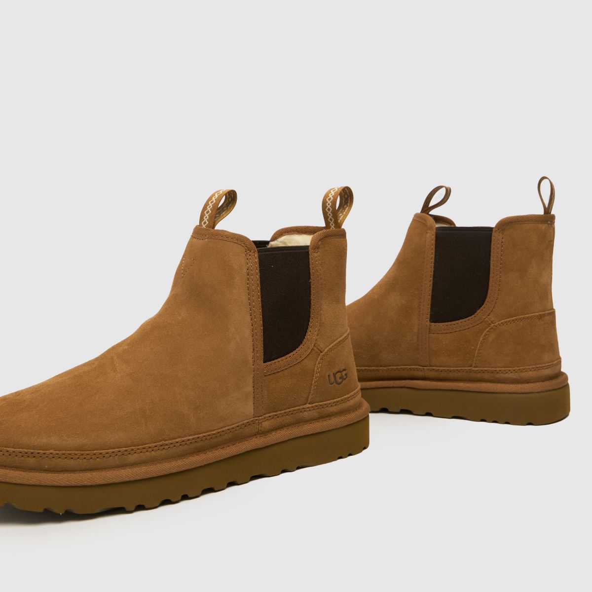 UGG Neumel Chelsea csizma gesztenye színben