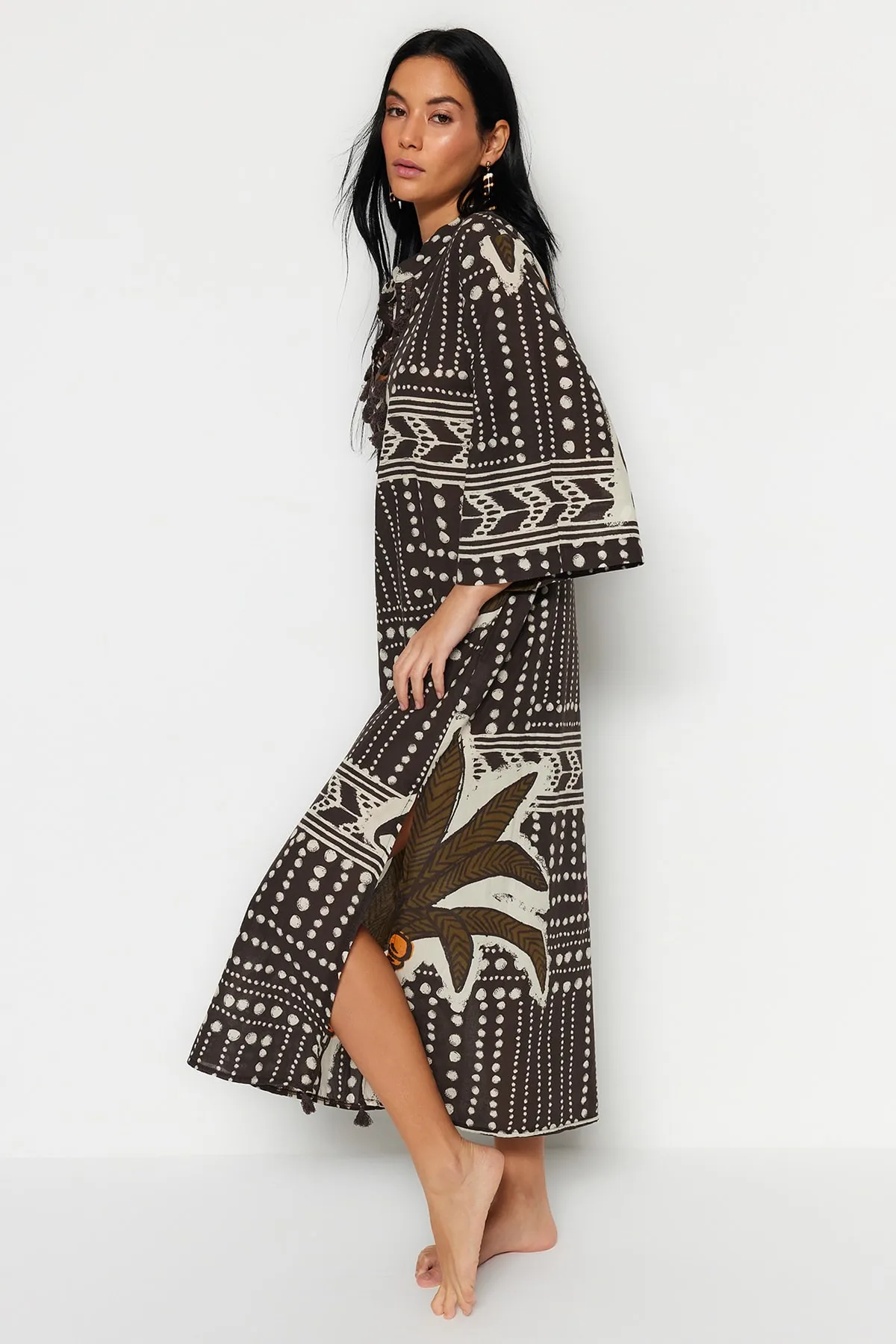Trendyol Collection  Maxi-Kimono und Kaftan aus 100 % Baumwolle mit tropischem Muster, gewebt mit Quasten, TBESS20KM0024