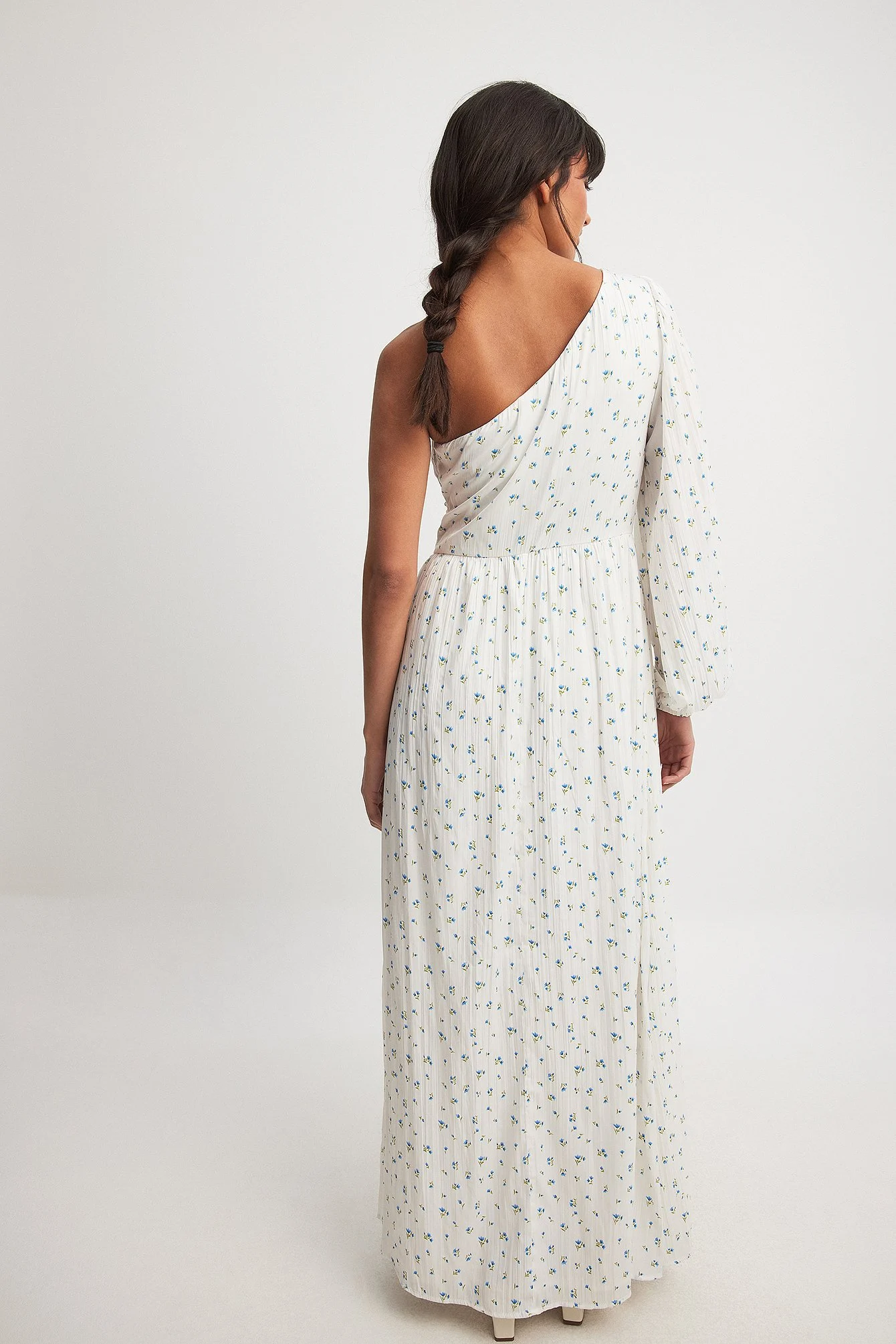 Maxikleid mit einem Ballonärmel