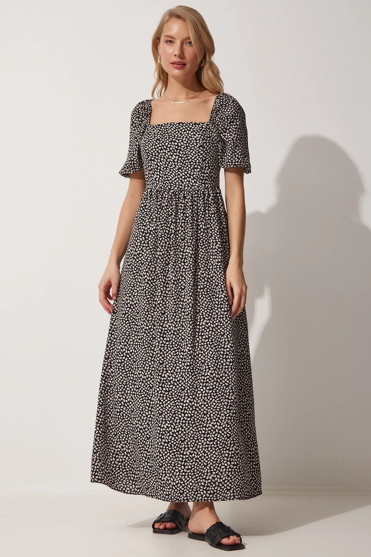 Happiness İstanbul  Schwarzes Damen-Sommerkleid mit Carmenkragen und Blumenmuster DK00151
