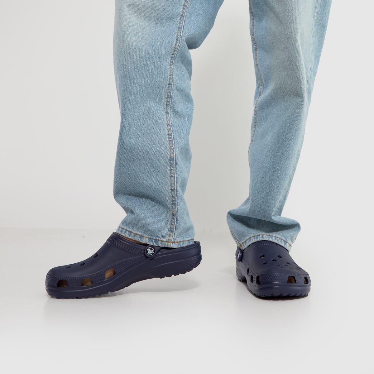 Crocs Classic klumpa szandál sötétkék színben
