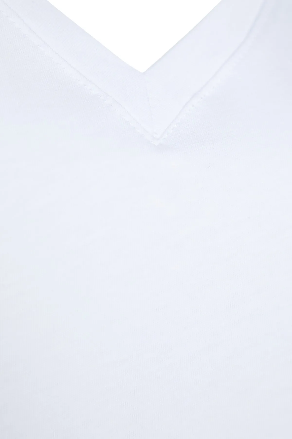 Trendyol Curve  Weißes Boyfriend-Strick-T-Shirt mit V-Ausschnitt und Schlitz TBBSS22BF0036