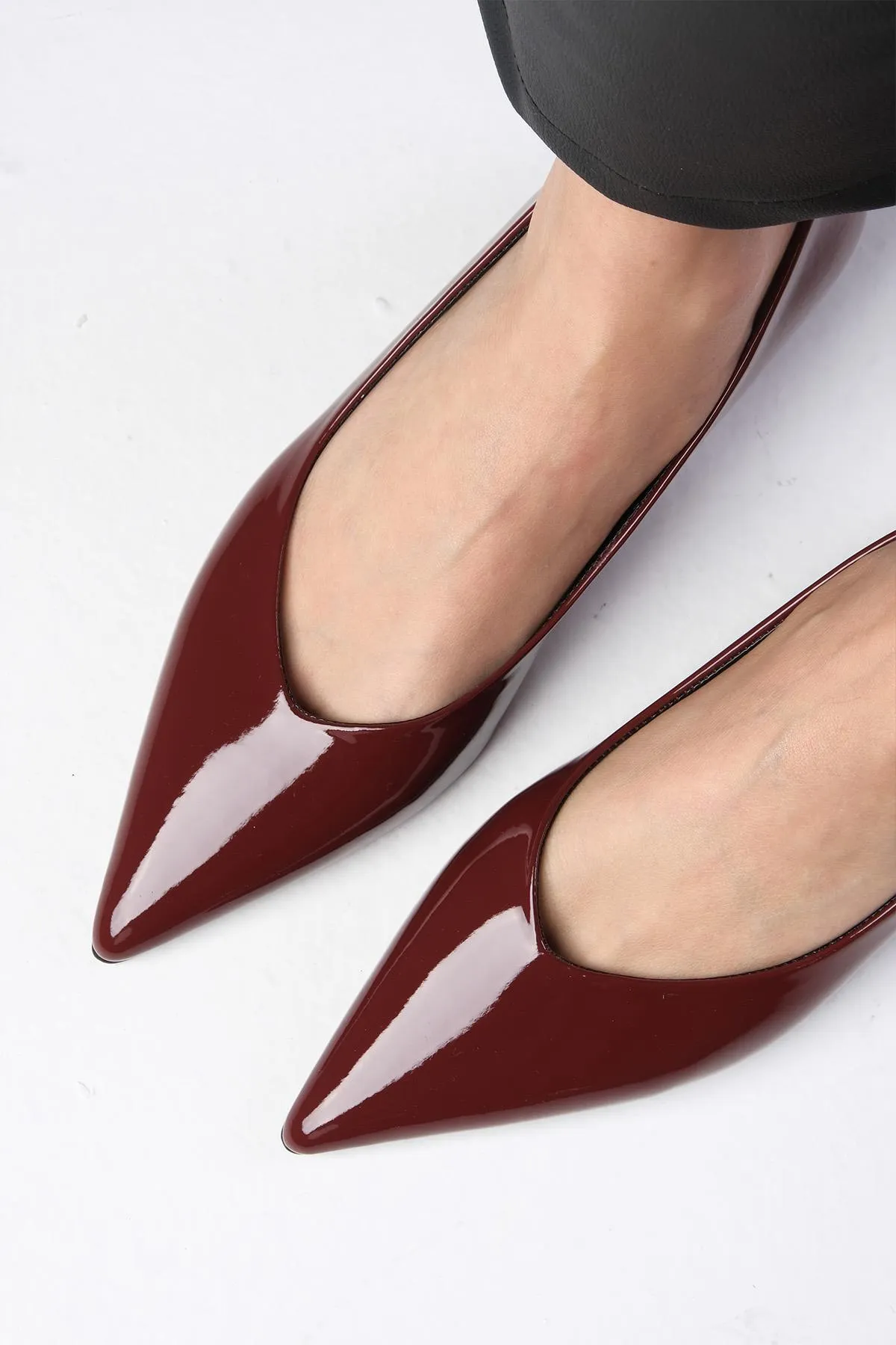 Mio Gusto  Marie Burgunderrote Lackleder-Damenschuhe mit kurzem Absatz