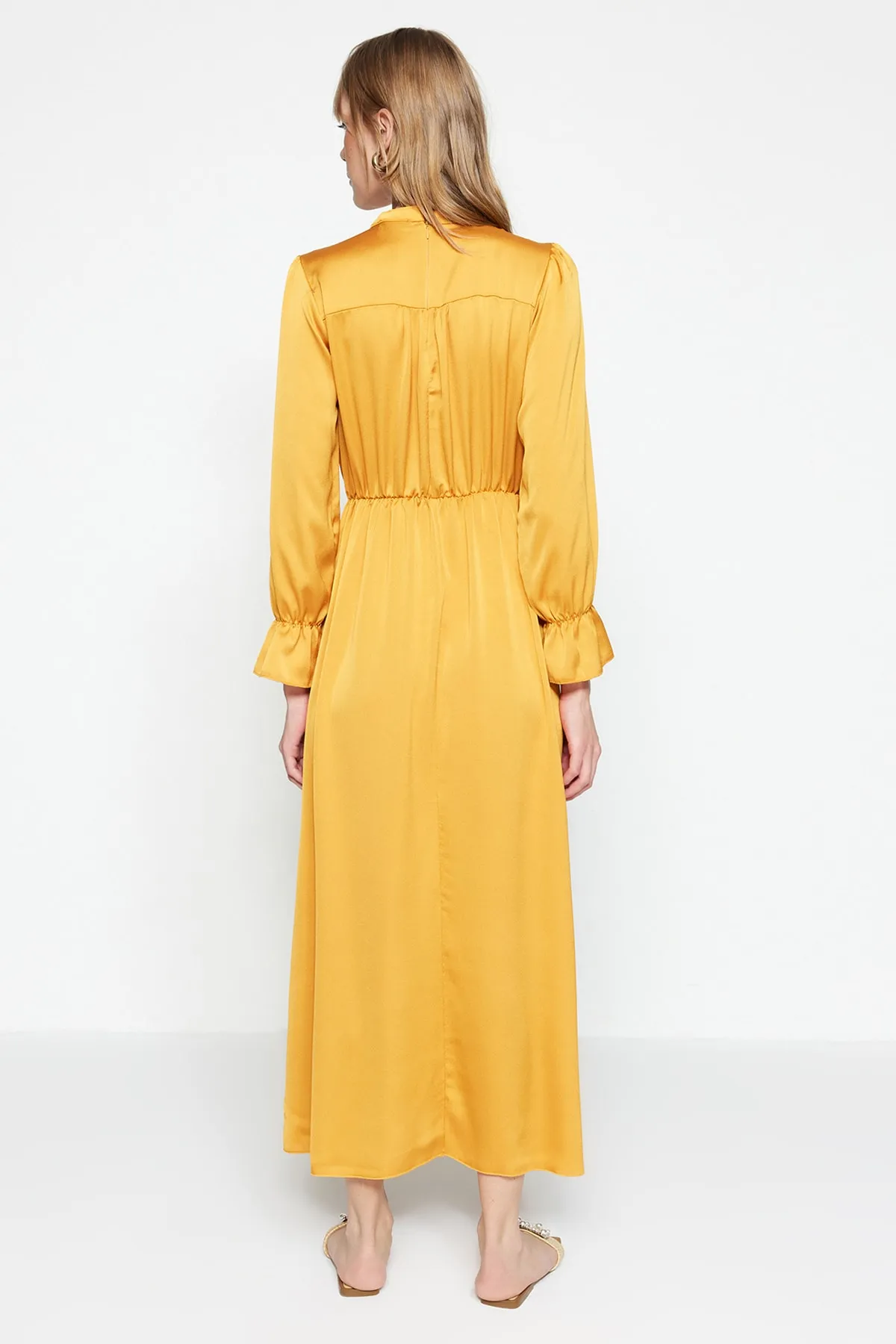 Trendyol Modest  Senfgelbes Abendkleid aus Satin mit Brit-Details TCTSS22EB0090