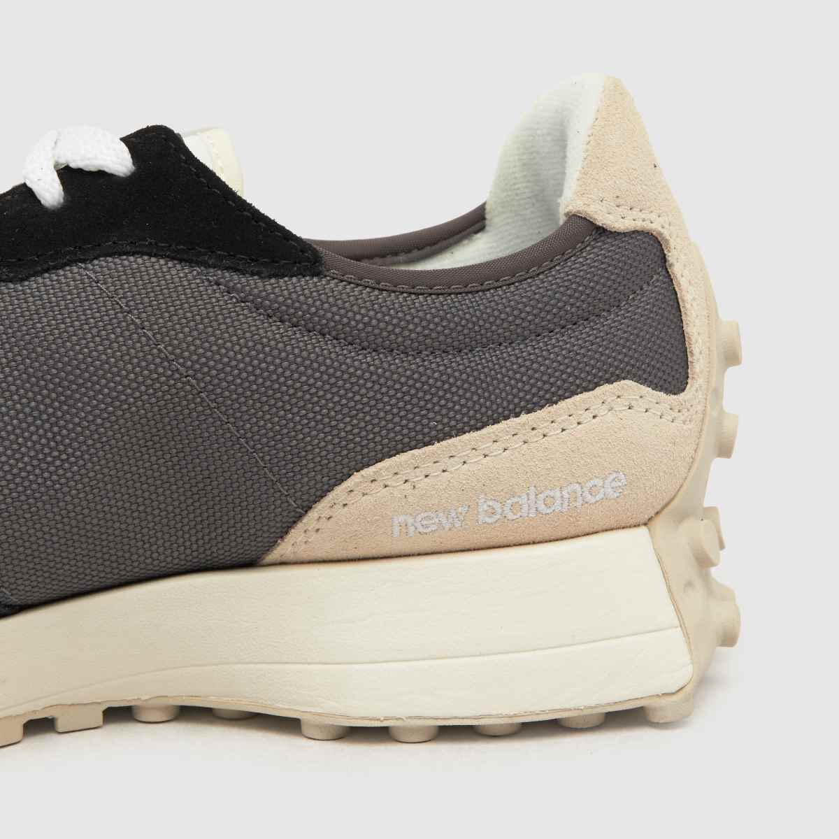 New Balance 327 träningsskor i svart och vitt