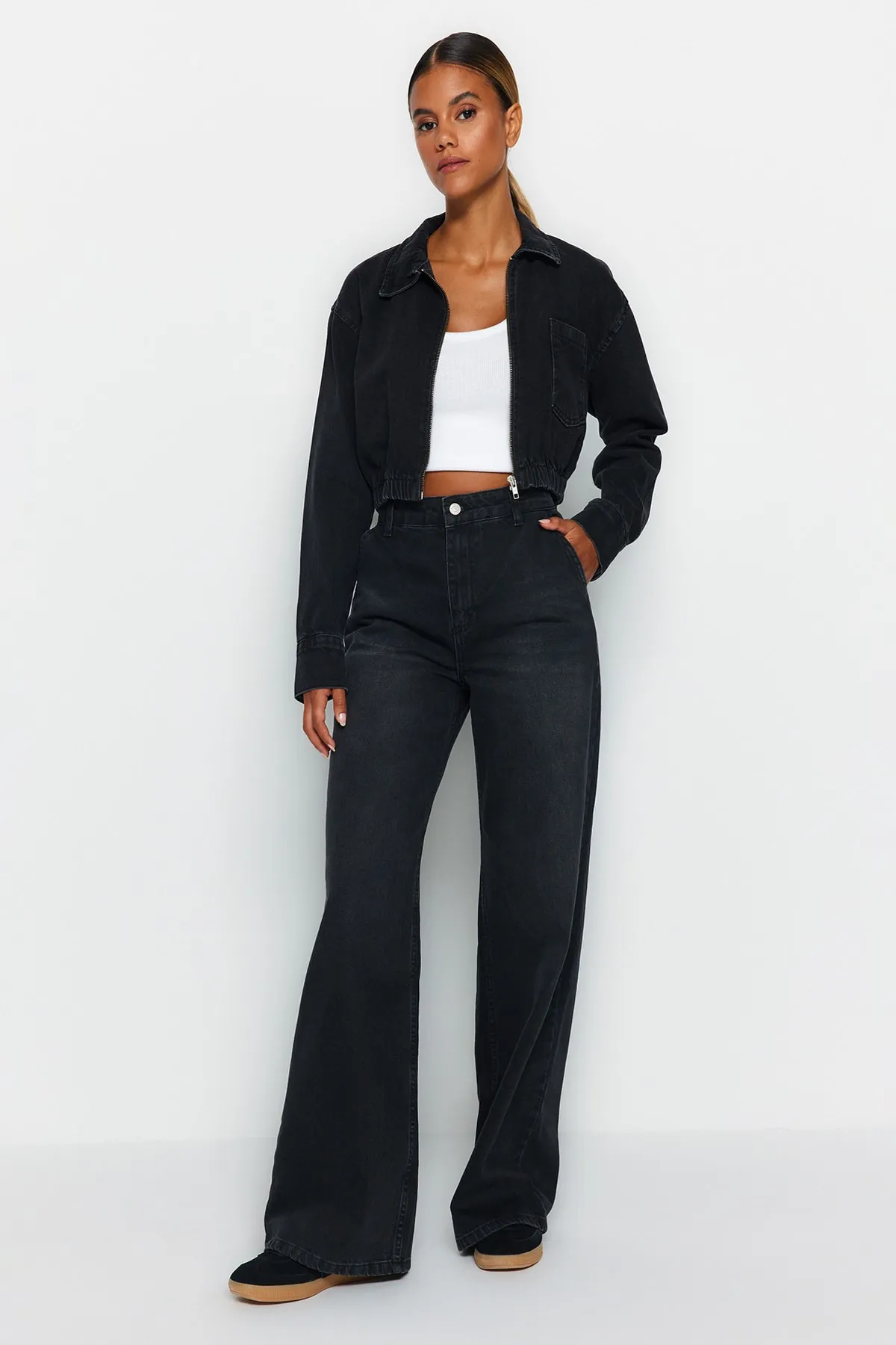 Trendyol Collection  Schwarze Jeans mit hoher Taille und weitem Bein und Taschendetail TWOAW24JE00019