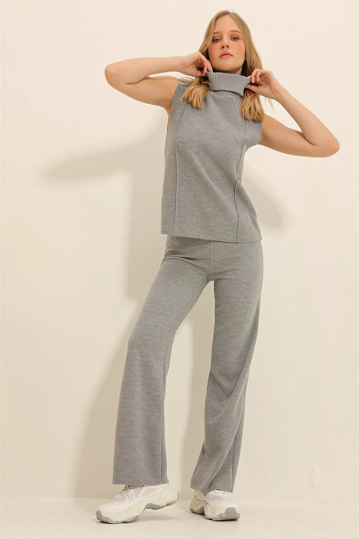 Trend Alaçatı Stili  Damen-Anzug aus grauem Rollkragenpullover vorne genäht, Thessaloniki-Strickstrickhose, Pullover-Anzug ALC-X11302