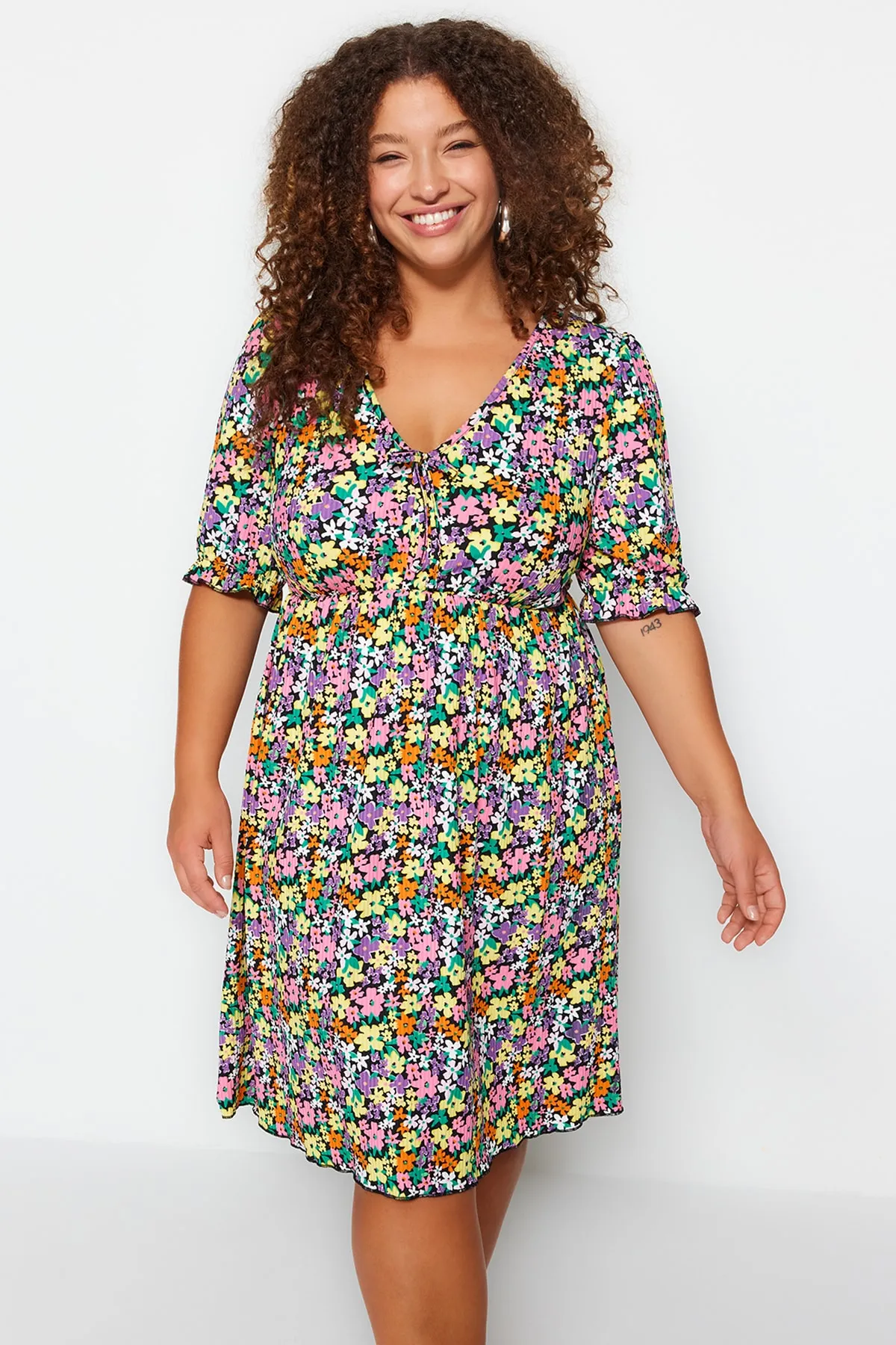 Trendyol Curve  Mehrfarbiges Strickkleid mit Blumenmuster und V-Ausschnitt TBBSS23AH00158