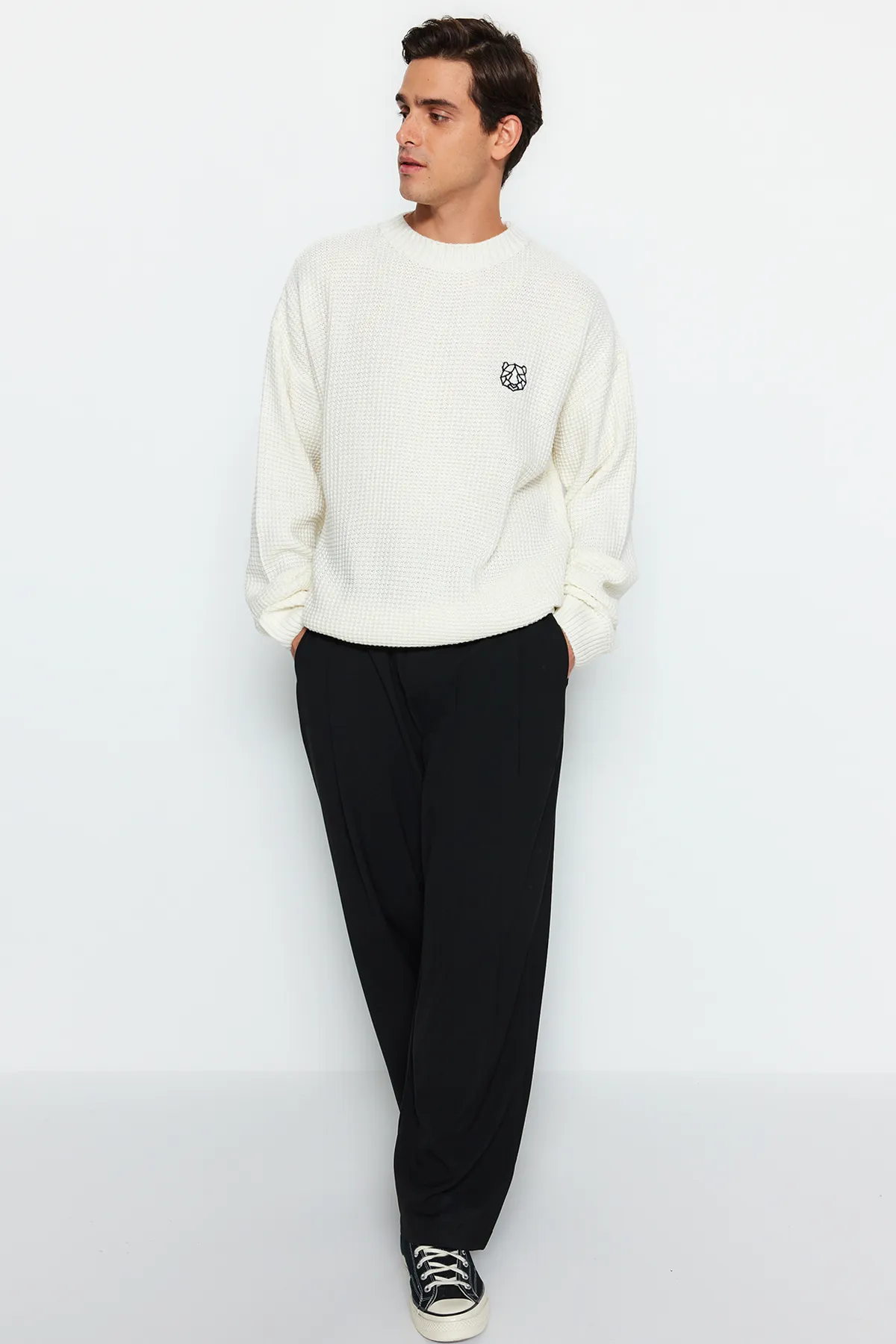 Trendyol Collection  Ecrufarbener Oversize-Pullover mit weiter Passform und Rundhalsausschnitt, bestickter Strickpullover TMNAW24KZ00032