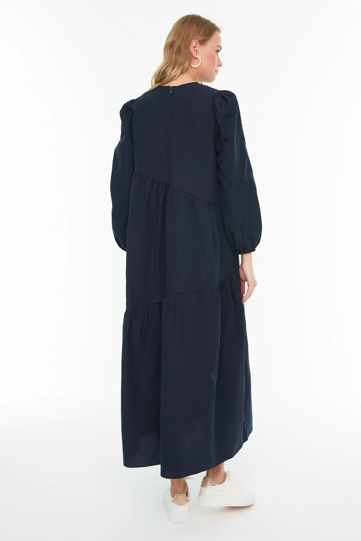 Trendyol Modest  Marineblaues, gewebtes Baumwollkleid mit weitem Schnitt und Raffung TCTSS21EL3470