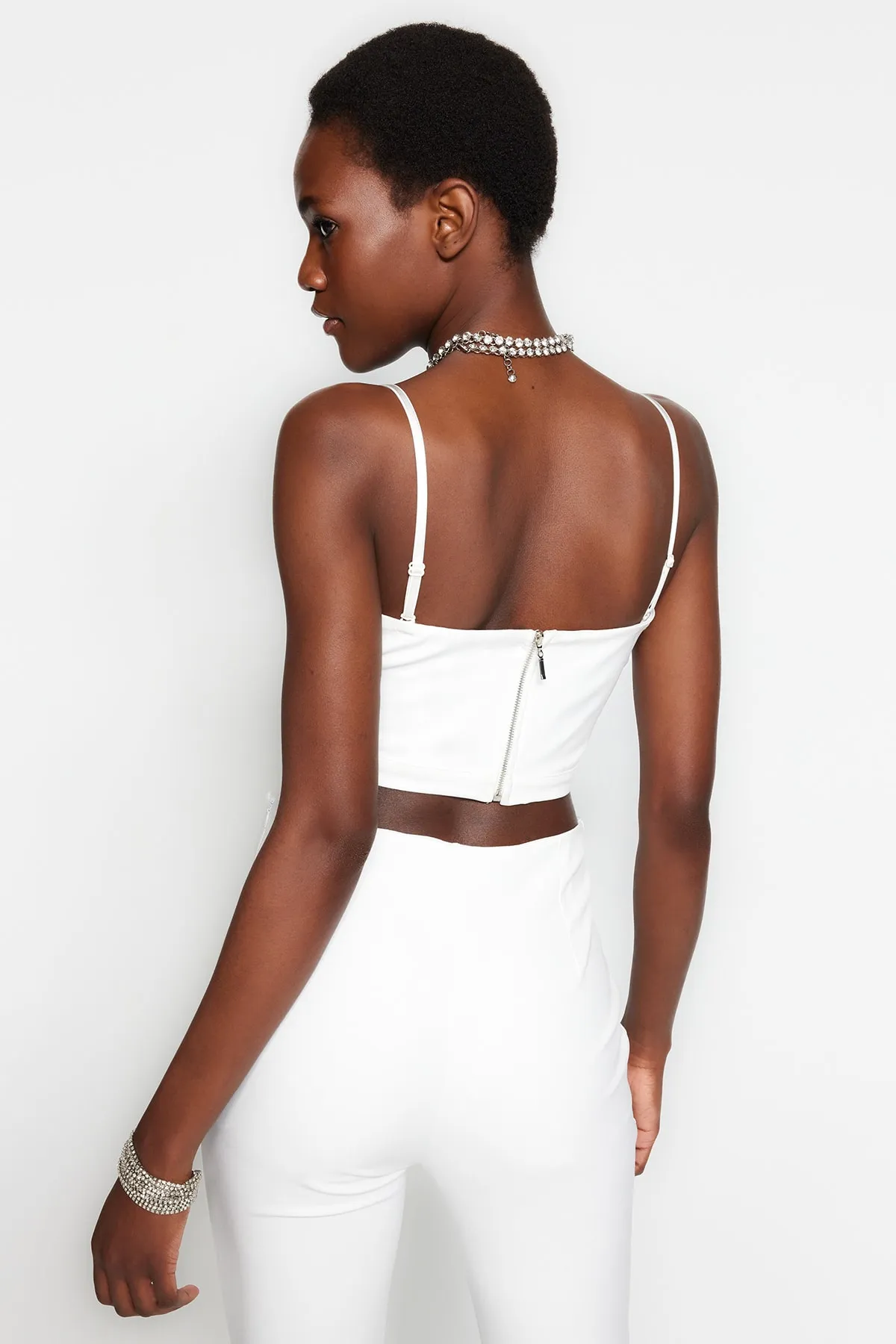 Trendyol Collection  Ecrufarbenes, bauchfreies Bustier mit gewebtem Fenster/Ausschnitt-Detail TPRSS23BS00078