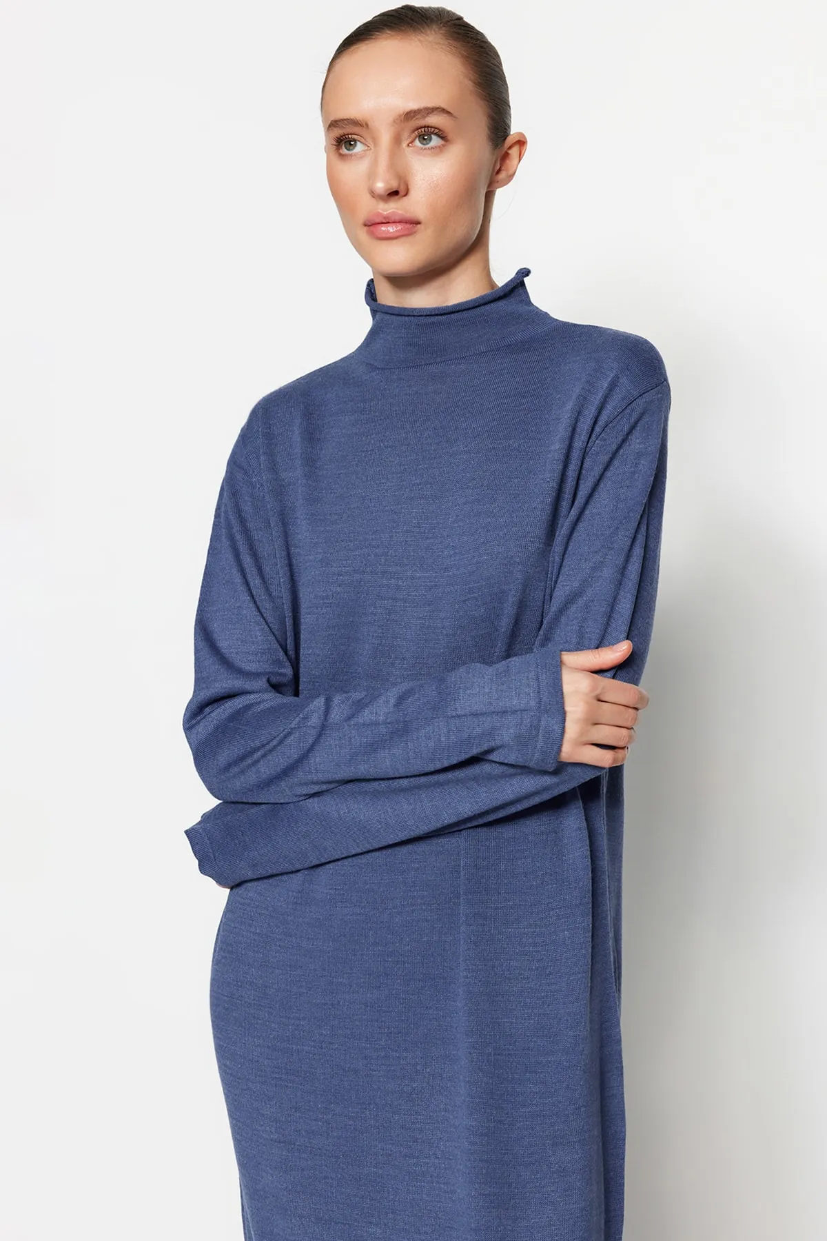 Trendyol Modest  Marineblaues Rollkragen-Strickkleid TCTAW23EB00001