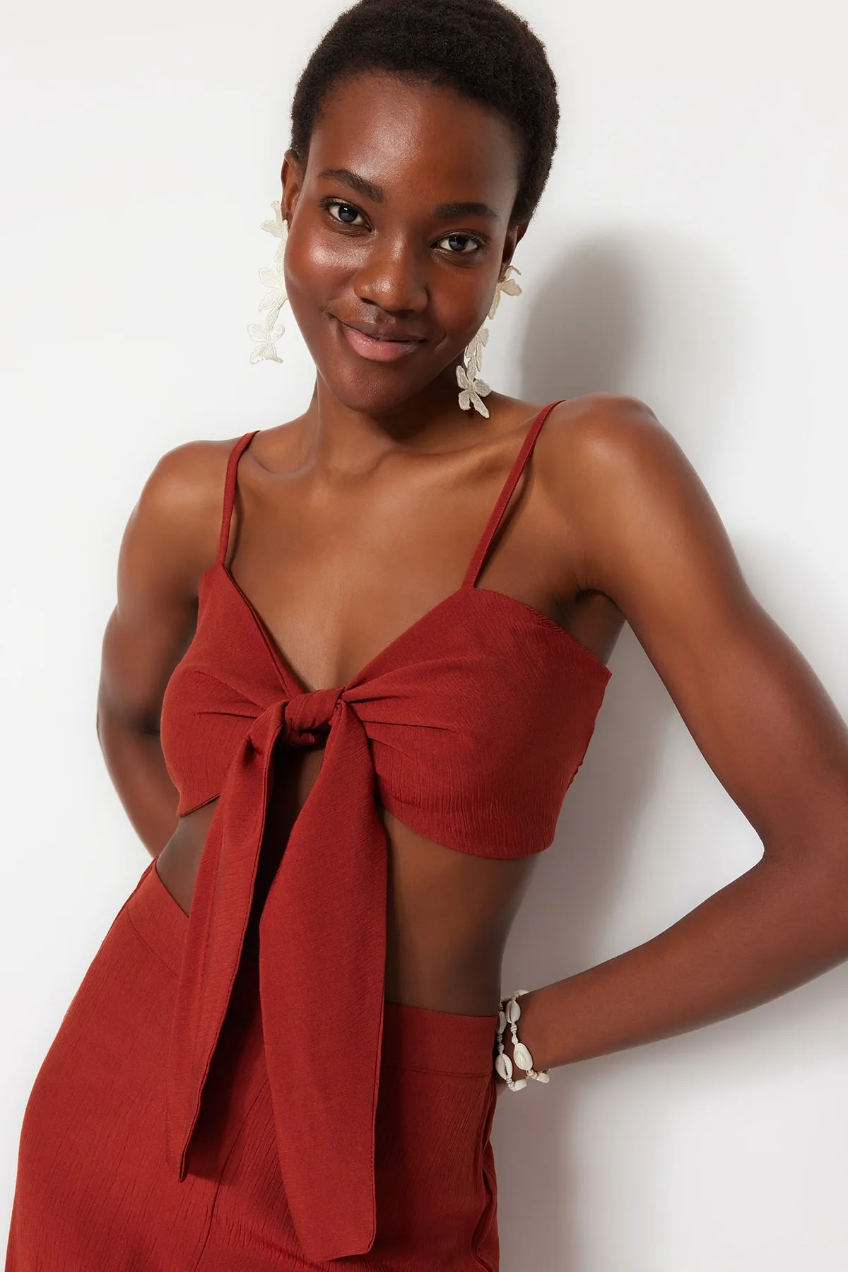 Trendyol Collection  Brauner gewebter Blusen-Hosenanzug mit Krawatte TBESS22AU0108