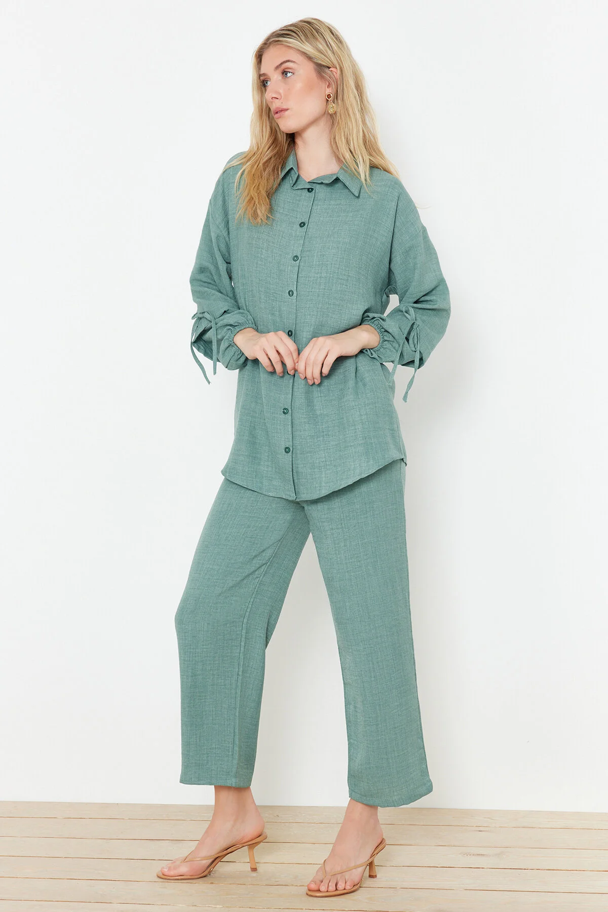 Trendyol Modest  Mintgrünes Set aus gewebtem Oberteil und Unterteil in Leinenoptik TCTSS24US00062
