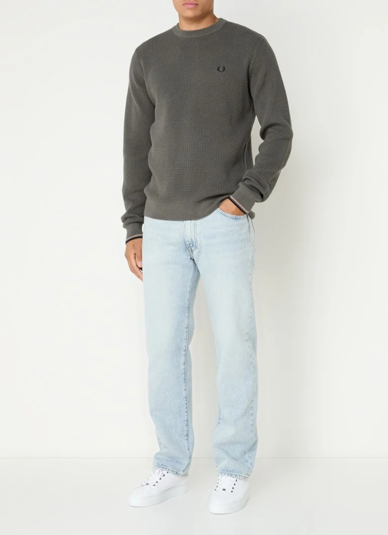 Sweter Fred Perry z cienkiej dzianiny o fakturze i haftowanym logo.