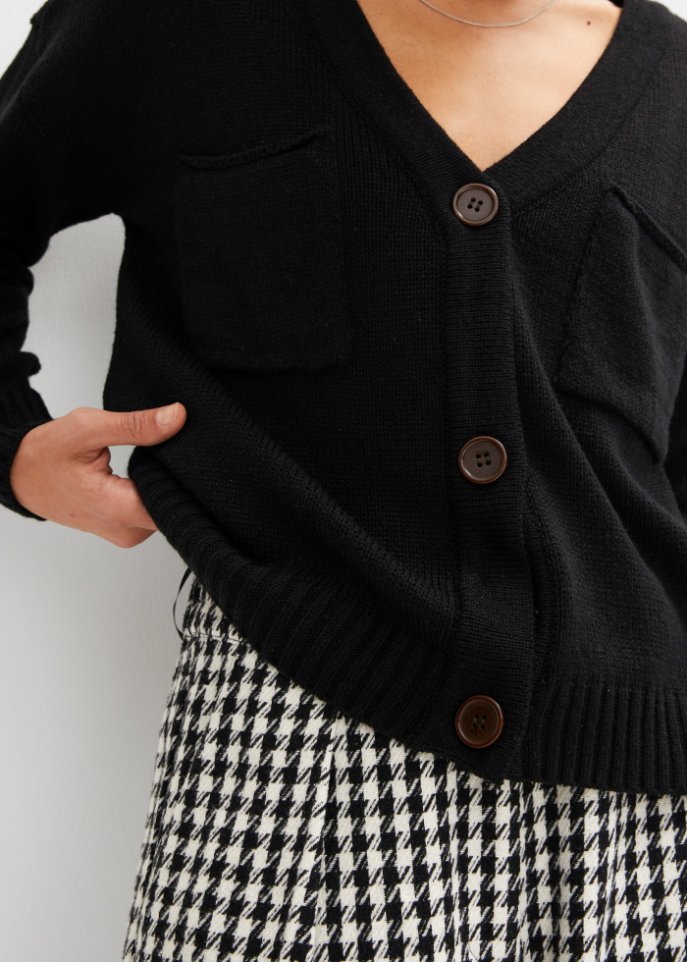 Verkürzte Strickjacke mit großen Taschen