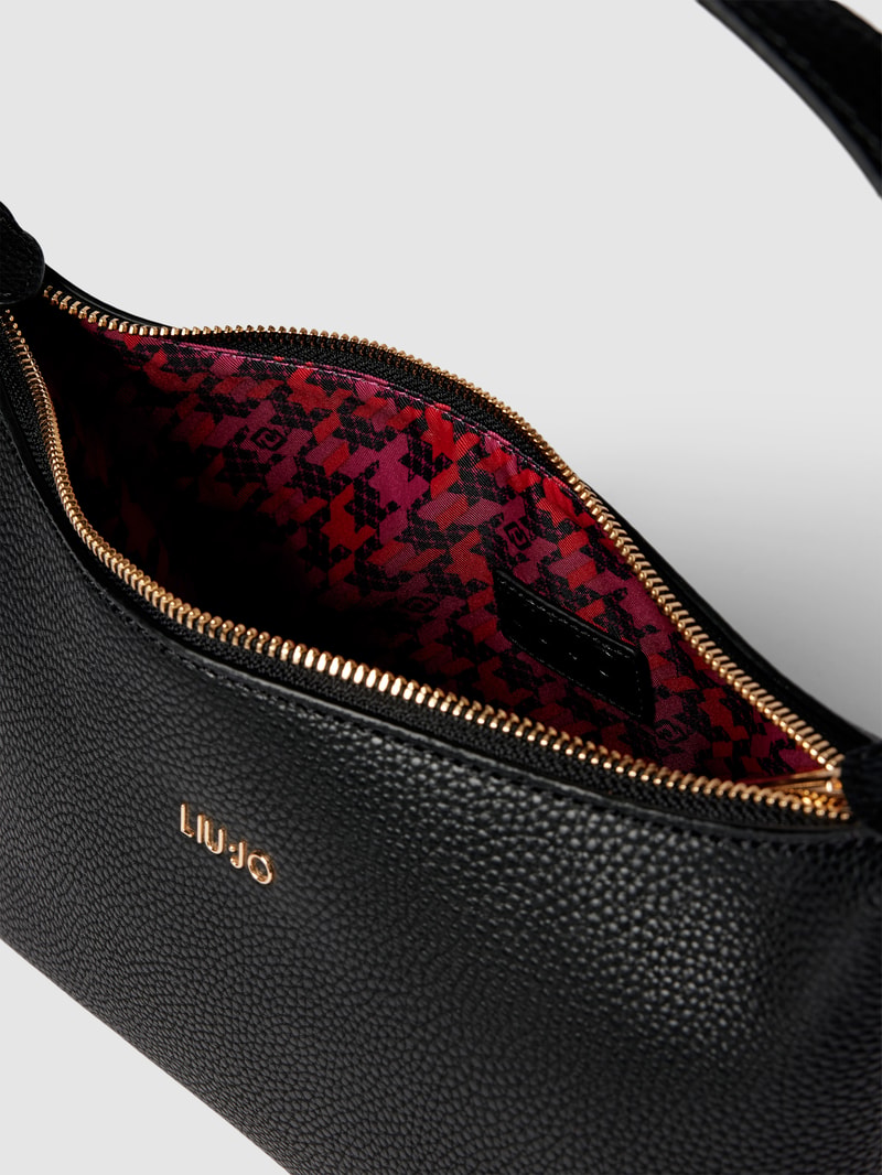 Pochette mit Label-Detail in schwarz
