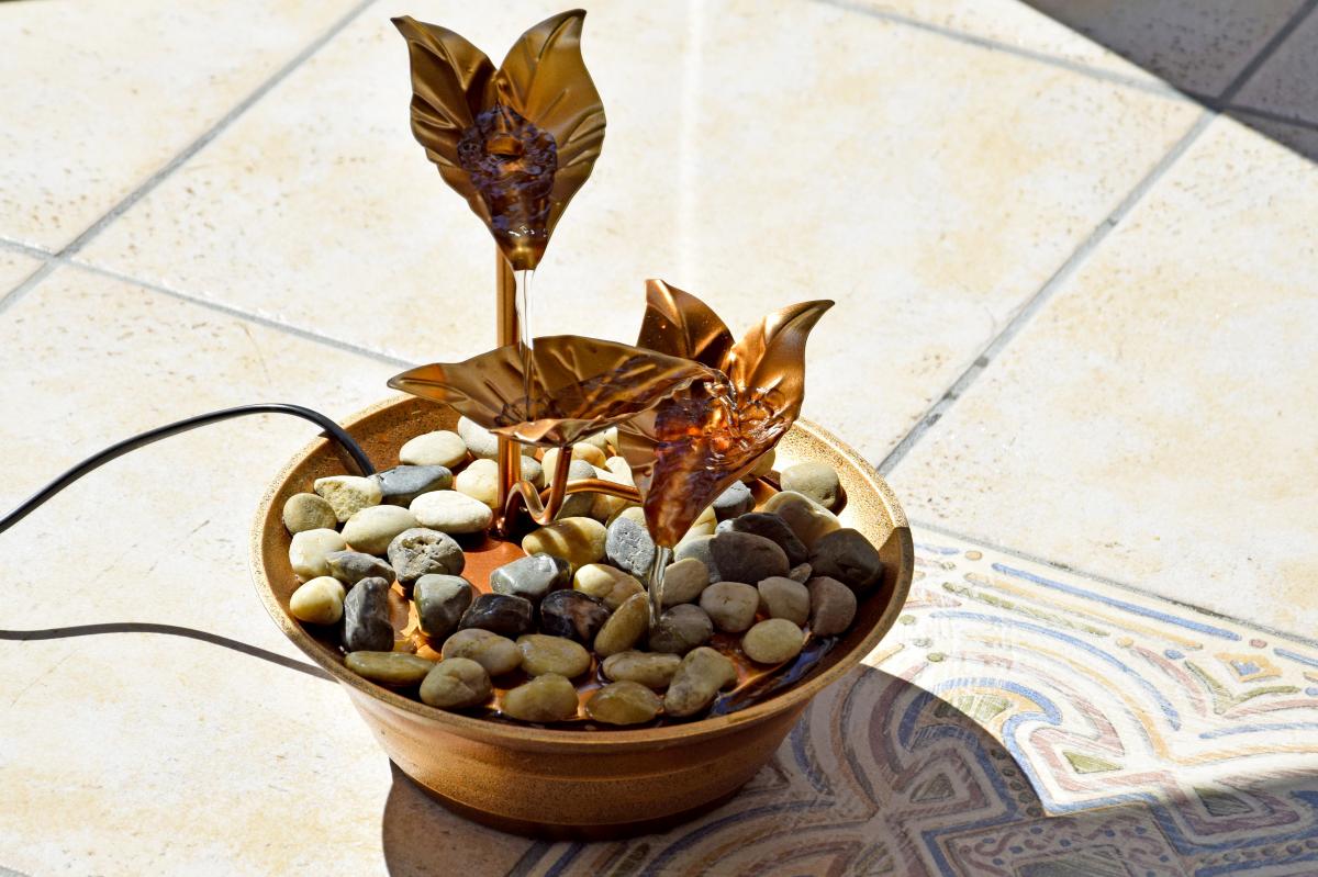 dobar Design-Zimmerbrunnen mit Deko-Steinchen
