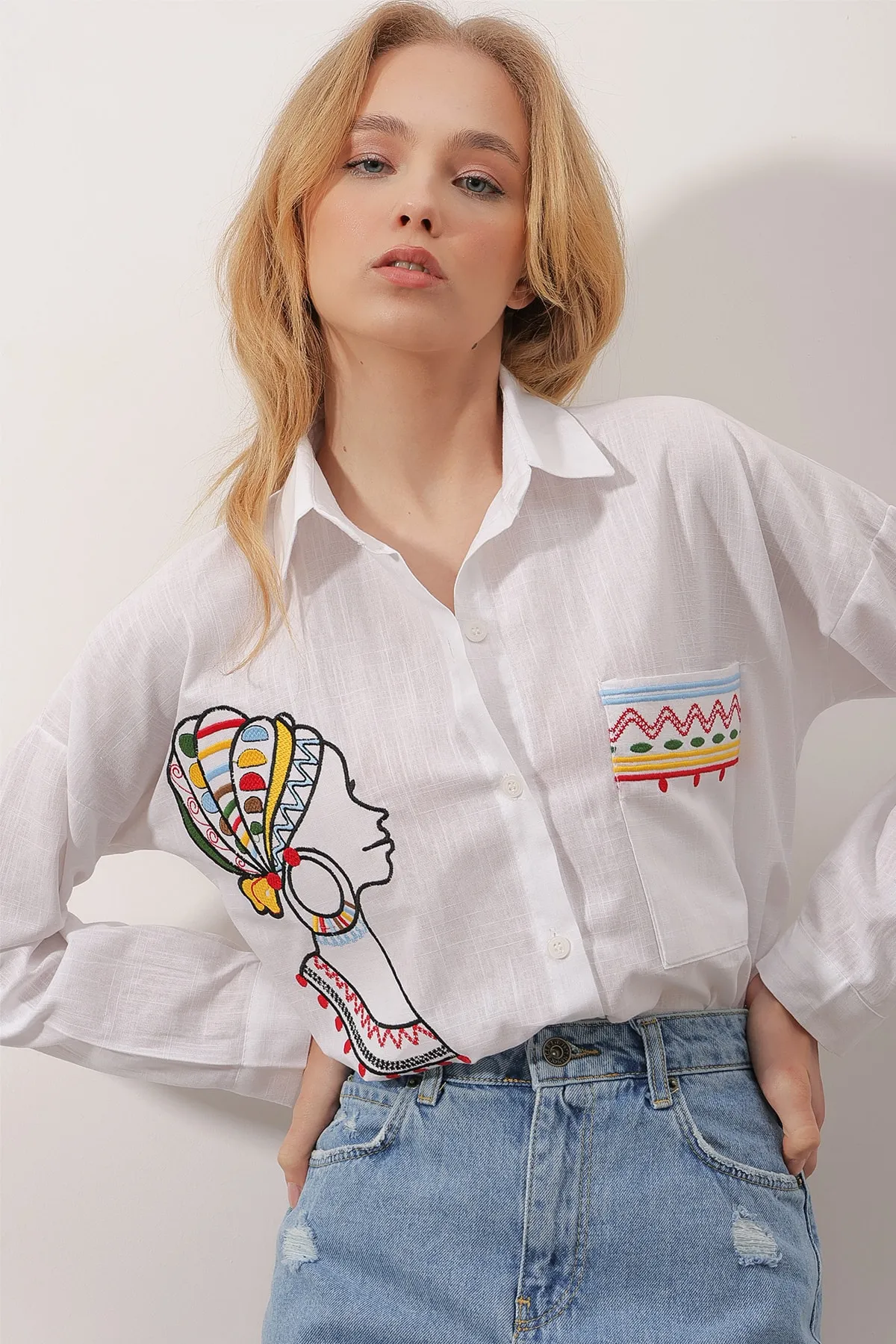 Trend Alaçatı Stili  Weißes besticktes Leinenhemd für Damen ALC-X9830