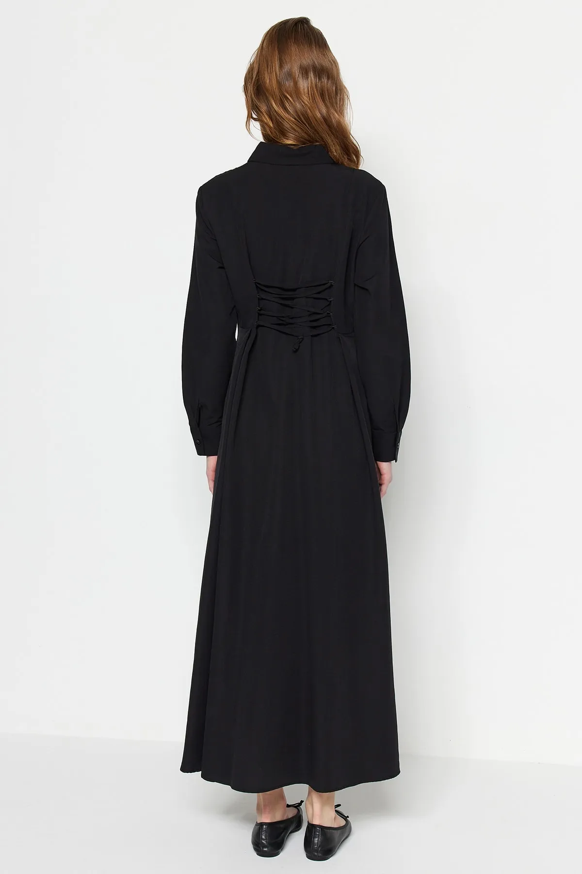 Trendyol Modest  Schwarzes Hemdblusenkleid aus gewebter Baumwolle mit versteckter Knopfleiste und Bindedetail auf der Rückseite TCTSS23EB00082