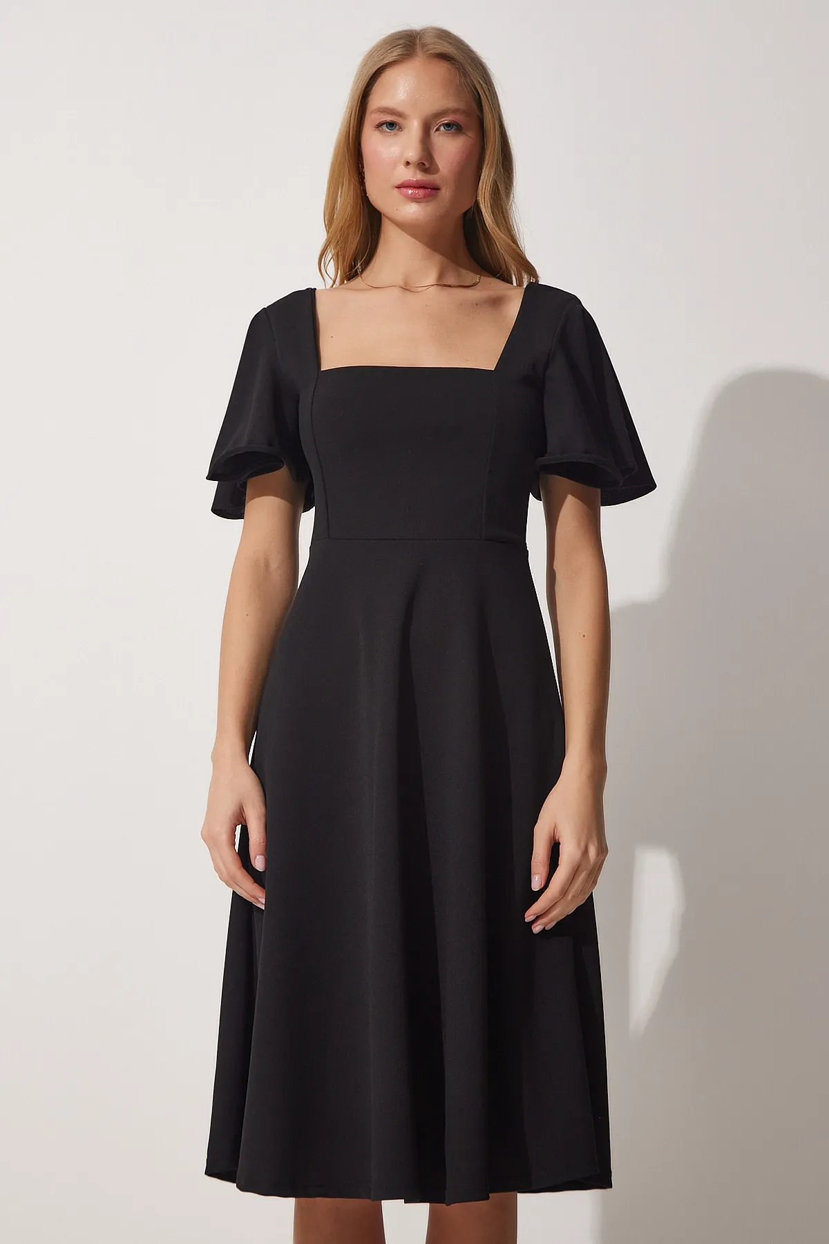 Happiness İstanbul  Ausgestelltes, gewebtes Kleid mit Volantärmeln, quadratischem Ausschnitt