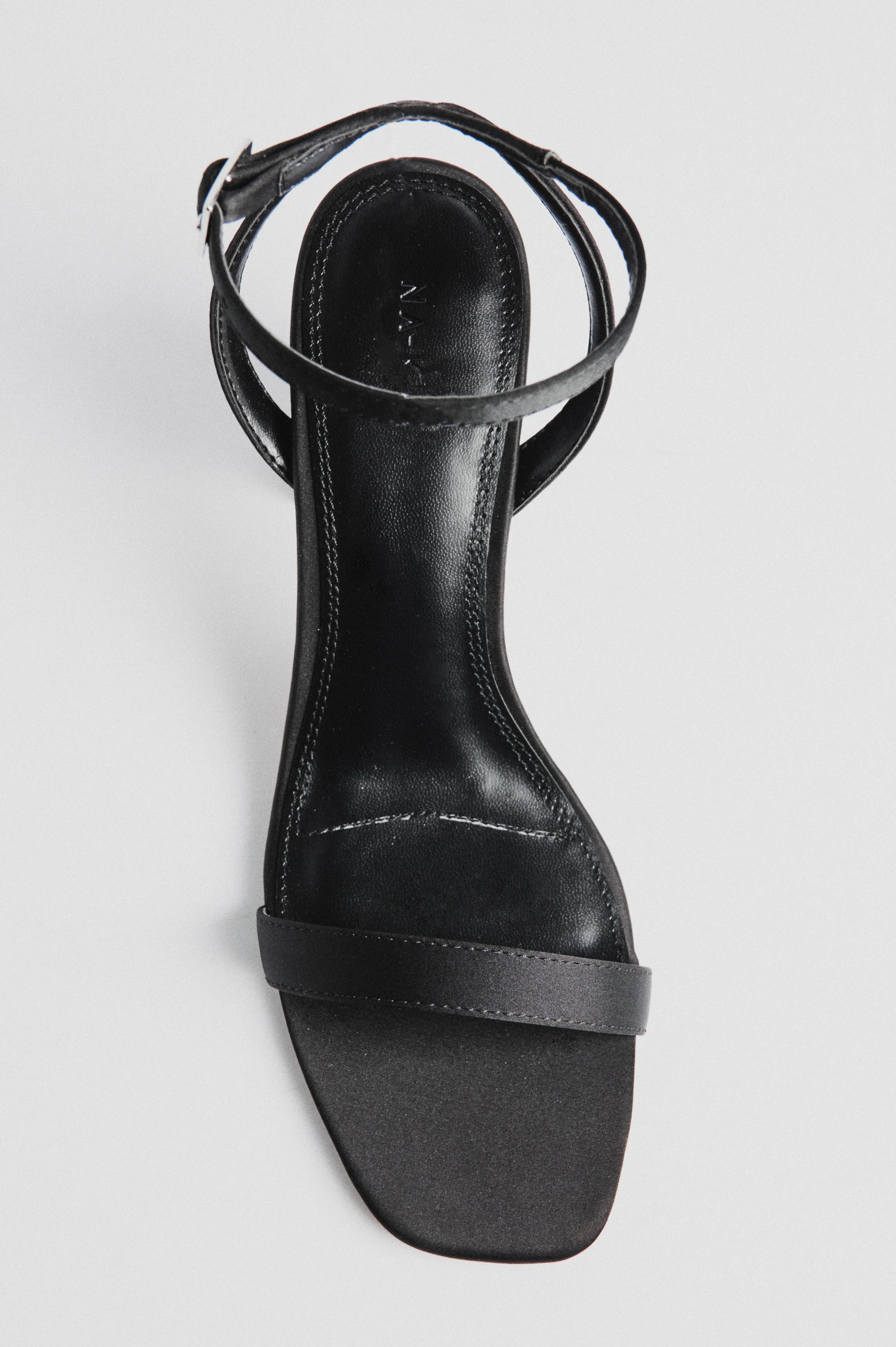 Satin blockabsatz-Sandale