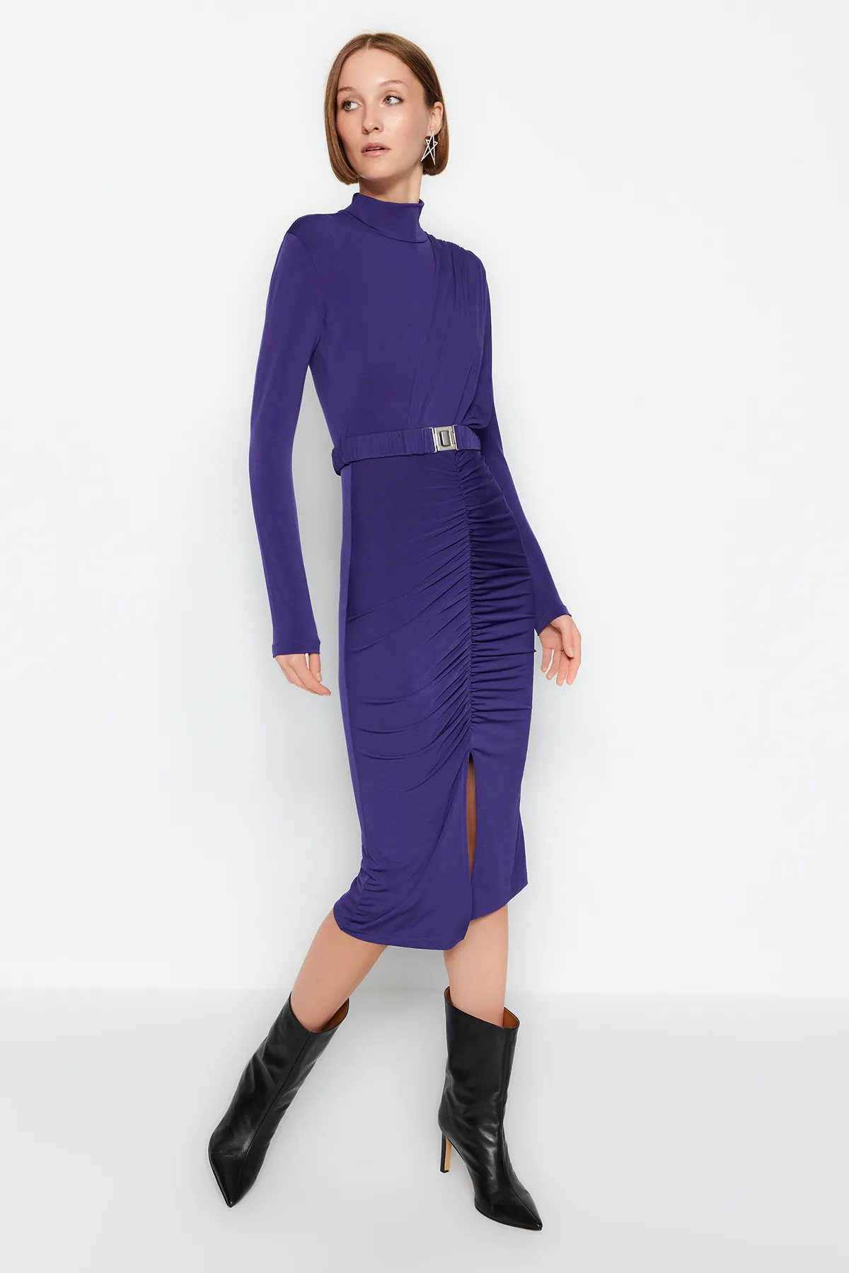 Trendyol Collection  Dunkellila, figurbetontes, hochgeschlossenes, drapiertes Strickkleid mit Gürtel TWOAW22EL0434