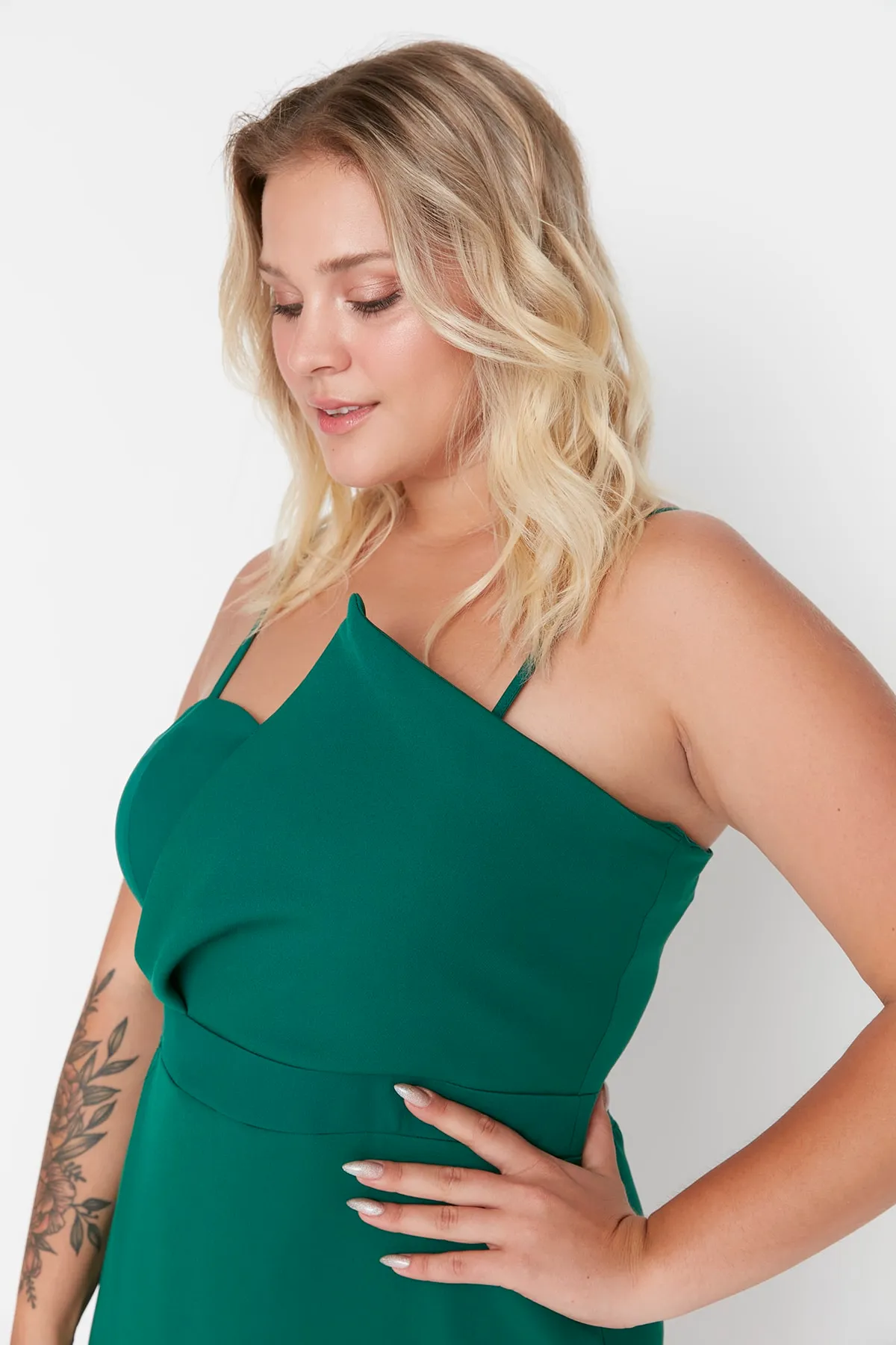 Trendyol Curve  Smaragdgrünes, figurbetontes, asymmetrisch geschnittenes Webkleid TBBSS22AH00039