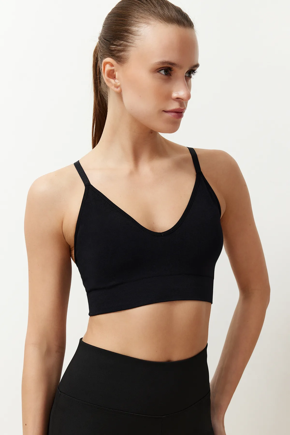 Trendyol Collection  Nahtloser Sport-BH in Schwarz mit Seilträgern - THMSS24SS00026