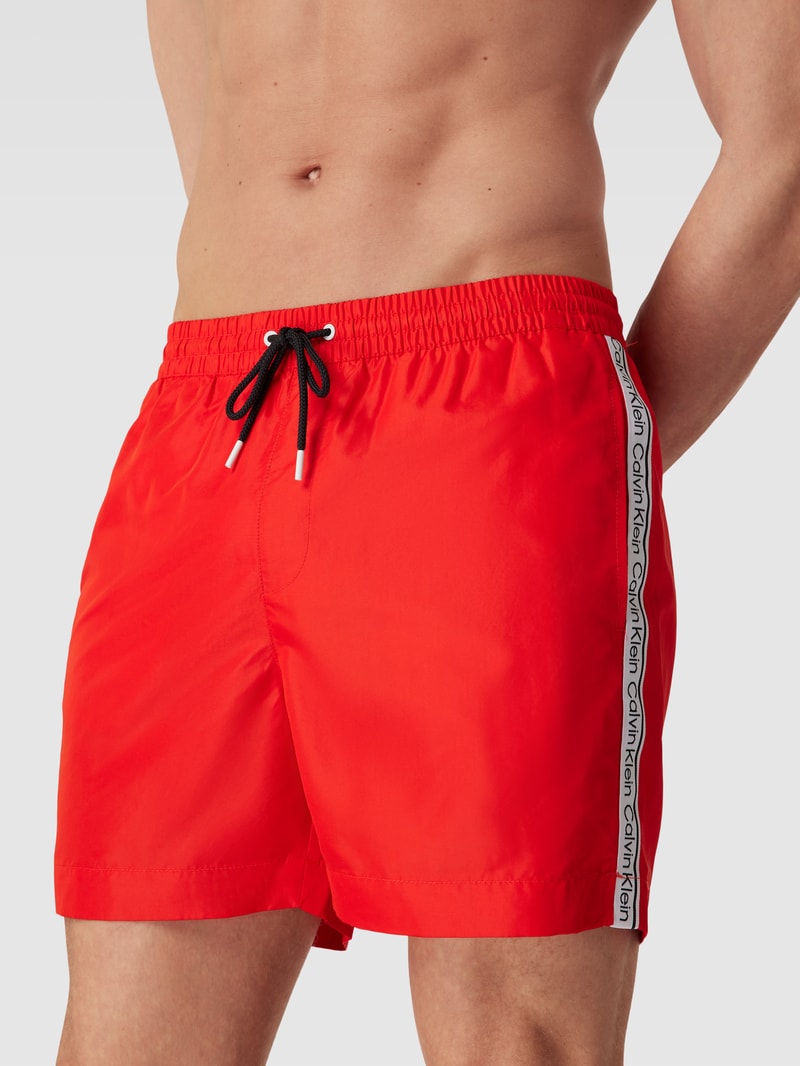 Badehose mit Label-Details in rot