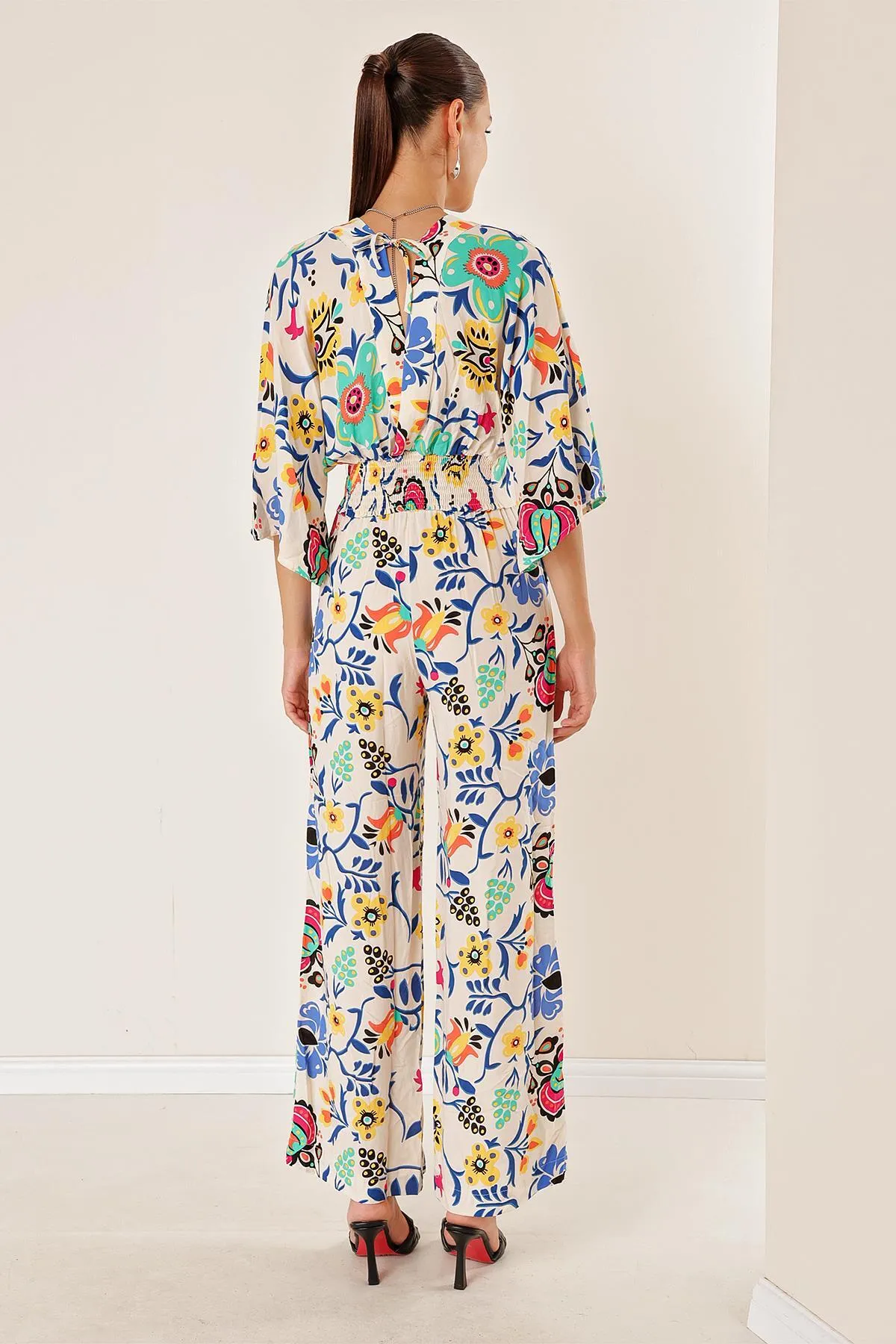 By Saygı  Palazzo-Hose mit elastischer Taille und Taschen vorne und hinten, V-Ausschnitt, bauchfrei, geblümter Doppelanzug
