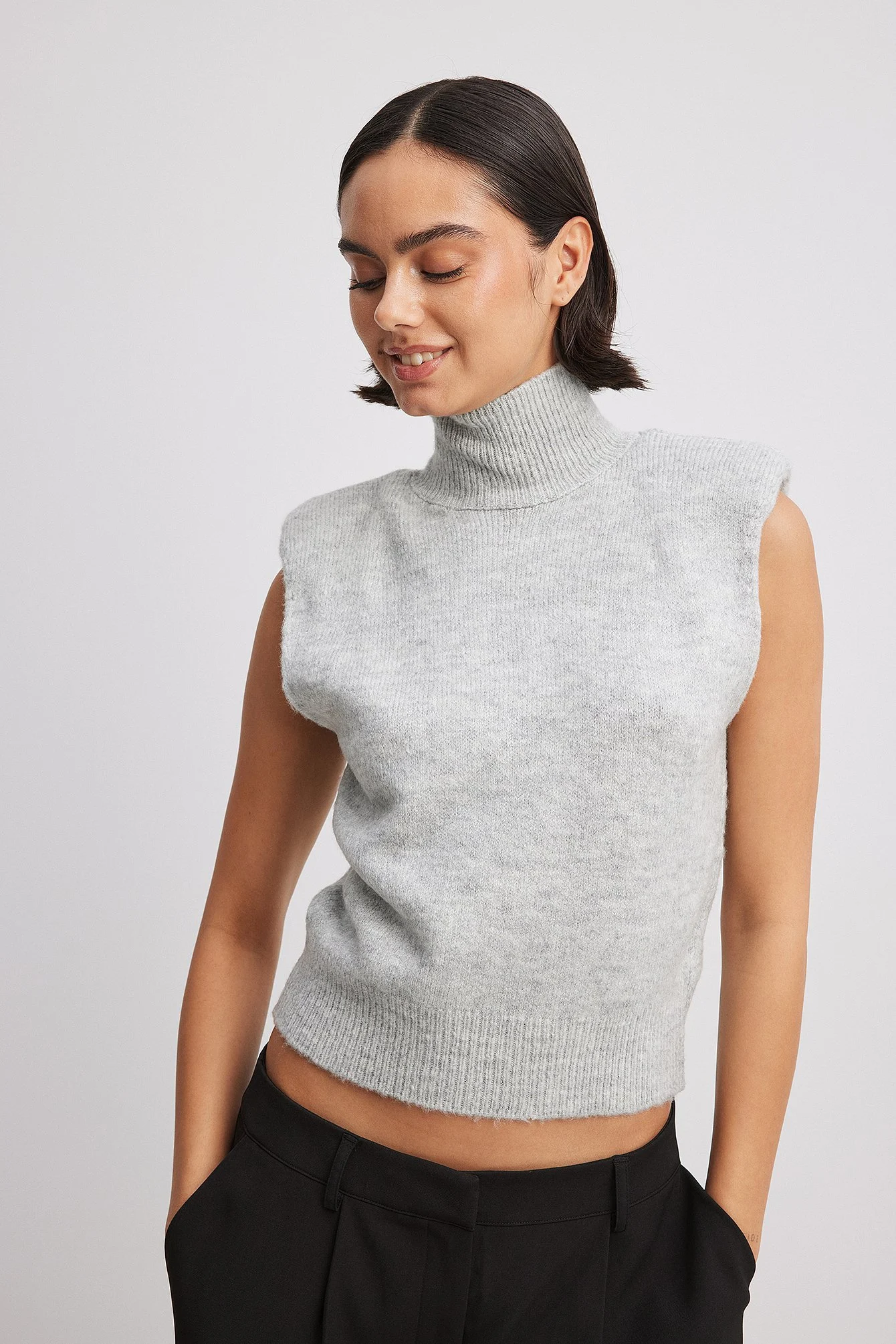Strickweste mit markierten Schultern