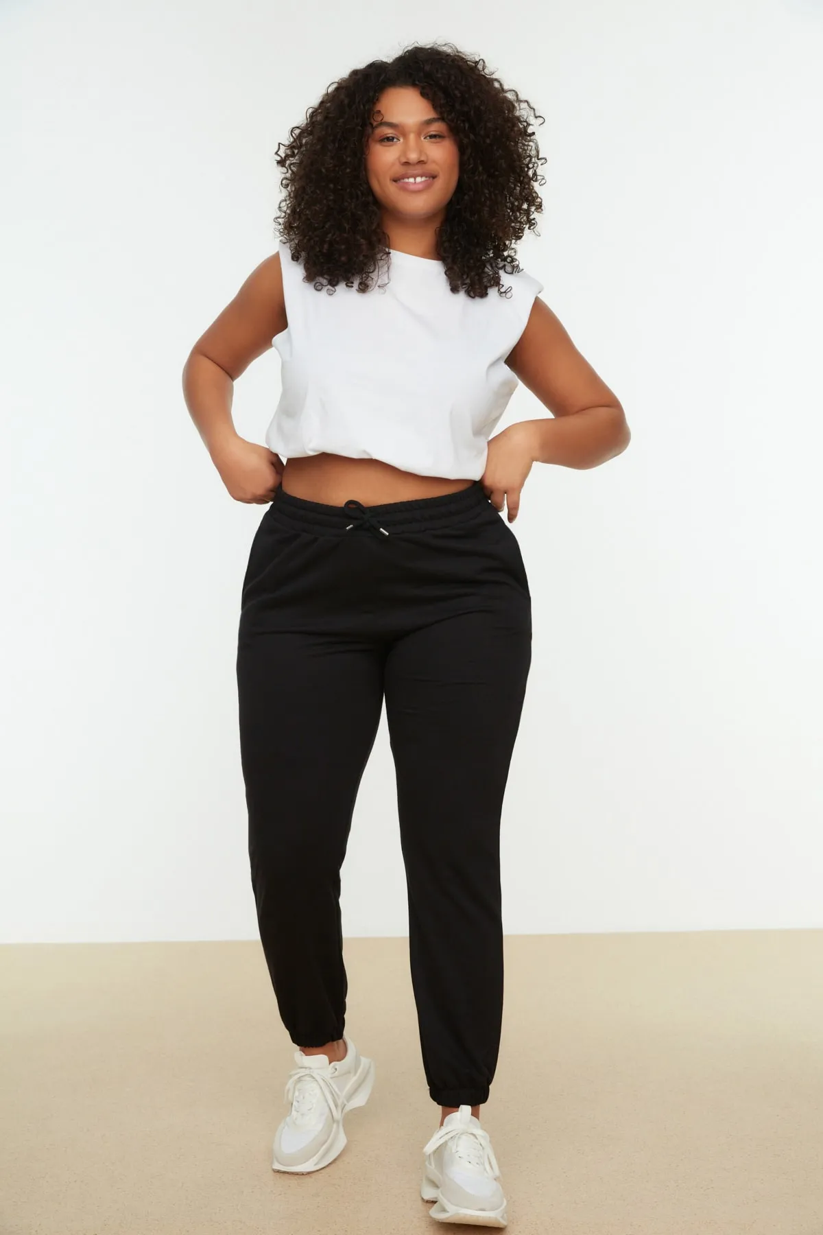Trendyol Curve  Schwarze Jogger-Jogginghose aus elastischem Strick TBSSS22EA0065