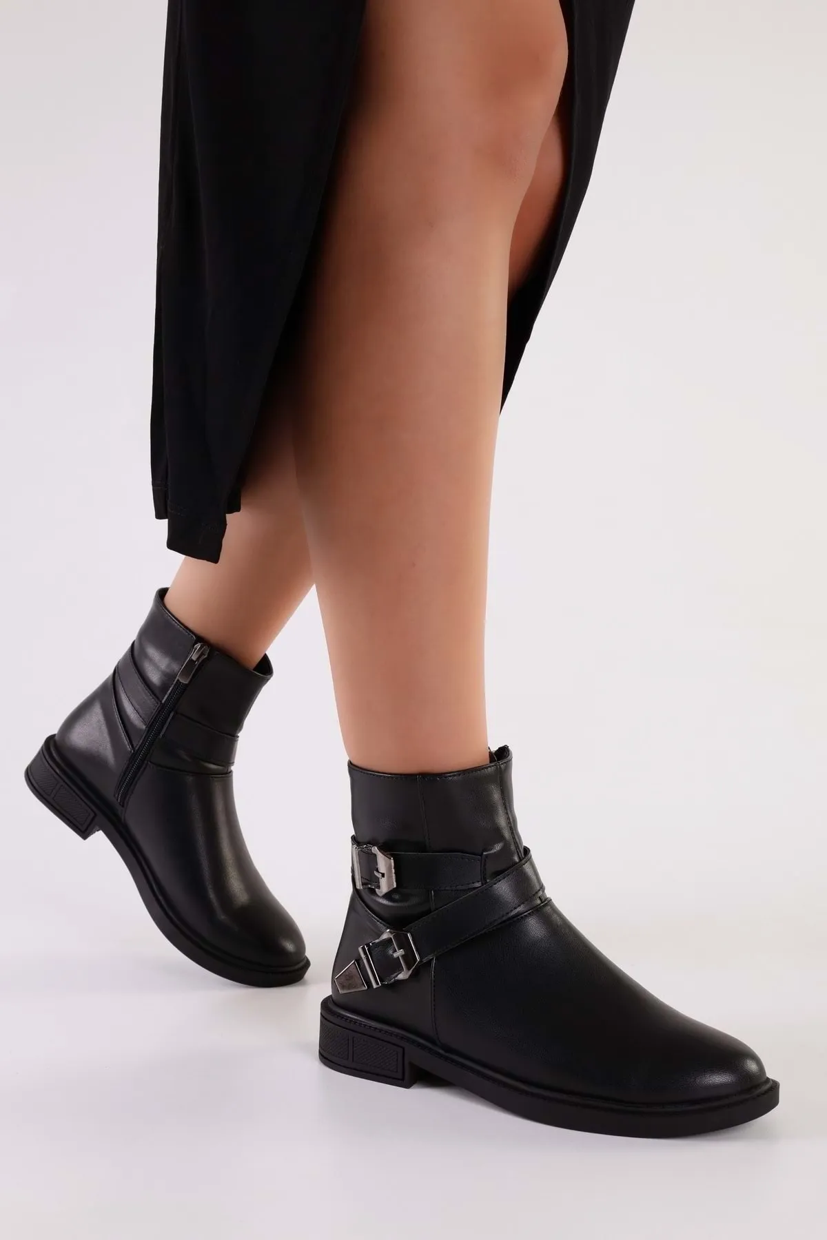 Shoeberry  Damen Sukie Black Skin Buckle Stiefel mit flachem Absatz Black Skin