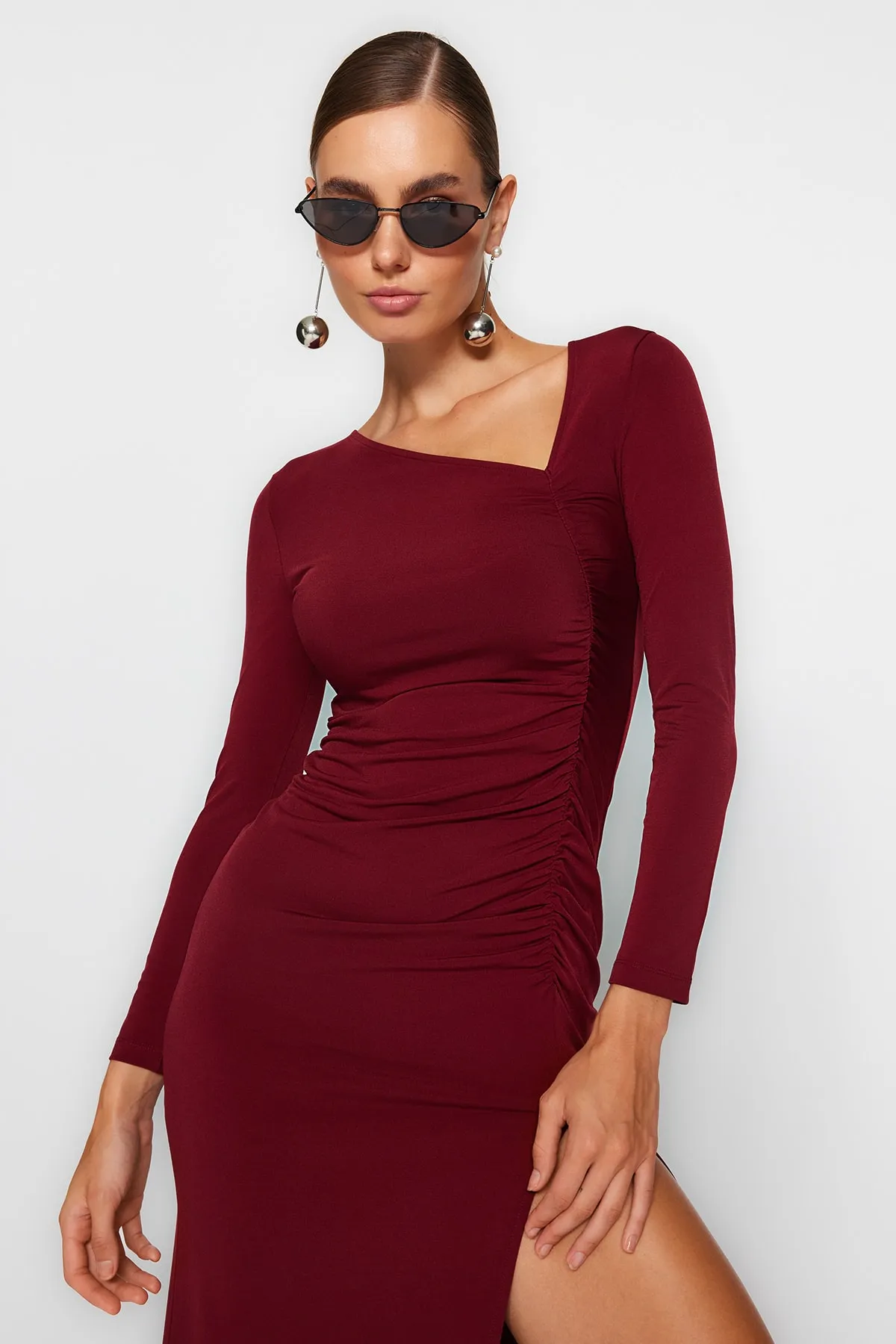 Trendyol Collection  Burgunderrotes, figurbetontes, asymmetrisches Kragen-Midi-Bleistiftkleid aus Strick mit Schlitz und langen Ärmeln TWOAW24EL00118