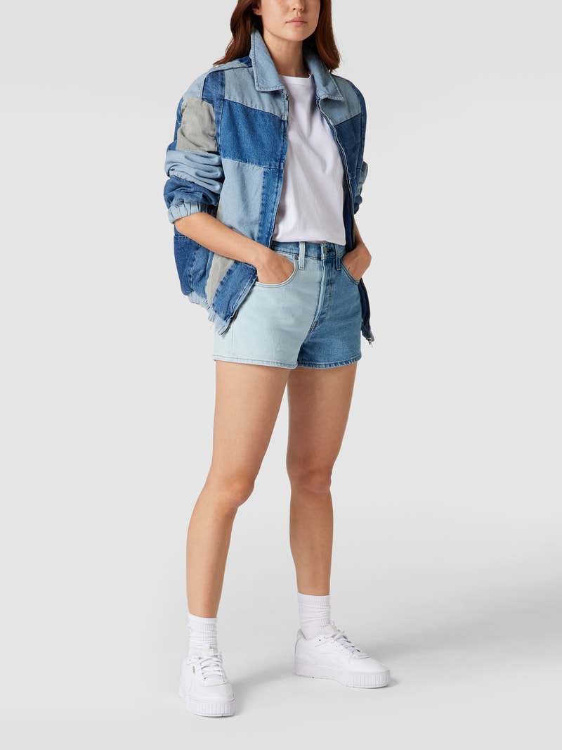 Jeansshorts mit kontrastiven Details in jeans
