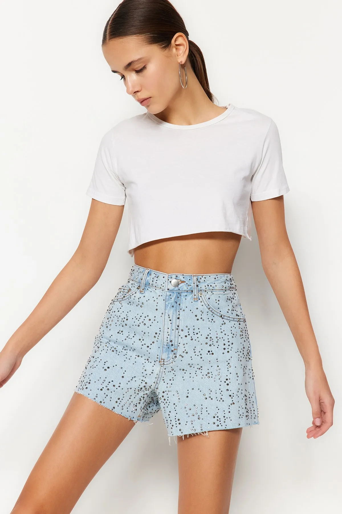 Trendyol Collection  Blaue Jeansshorts mit Troc-Detail TWOSS23SR00160