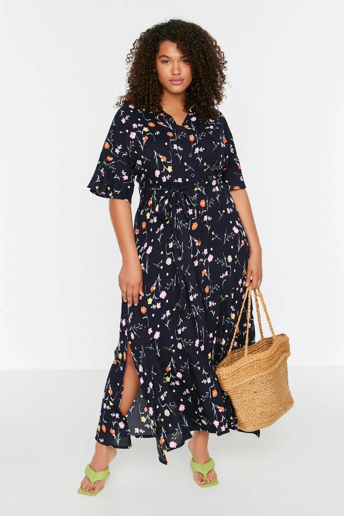 Trendyol Curve  Marineblaues Kleid mit gewebtem Blumenmuster und Schlitzdetail TBBSS22EL1612