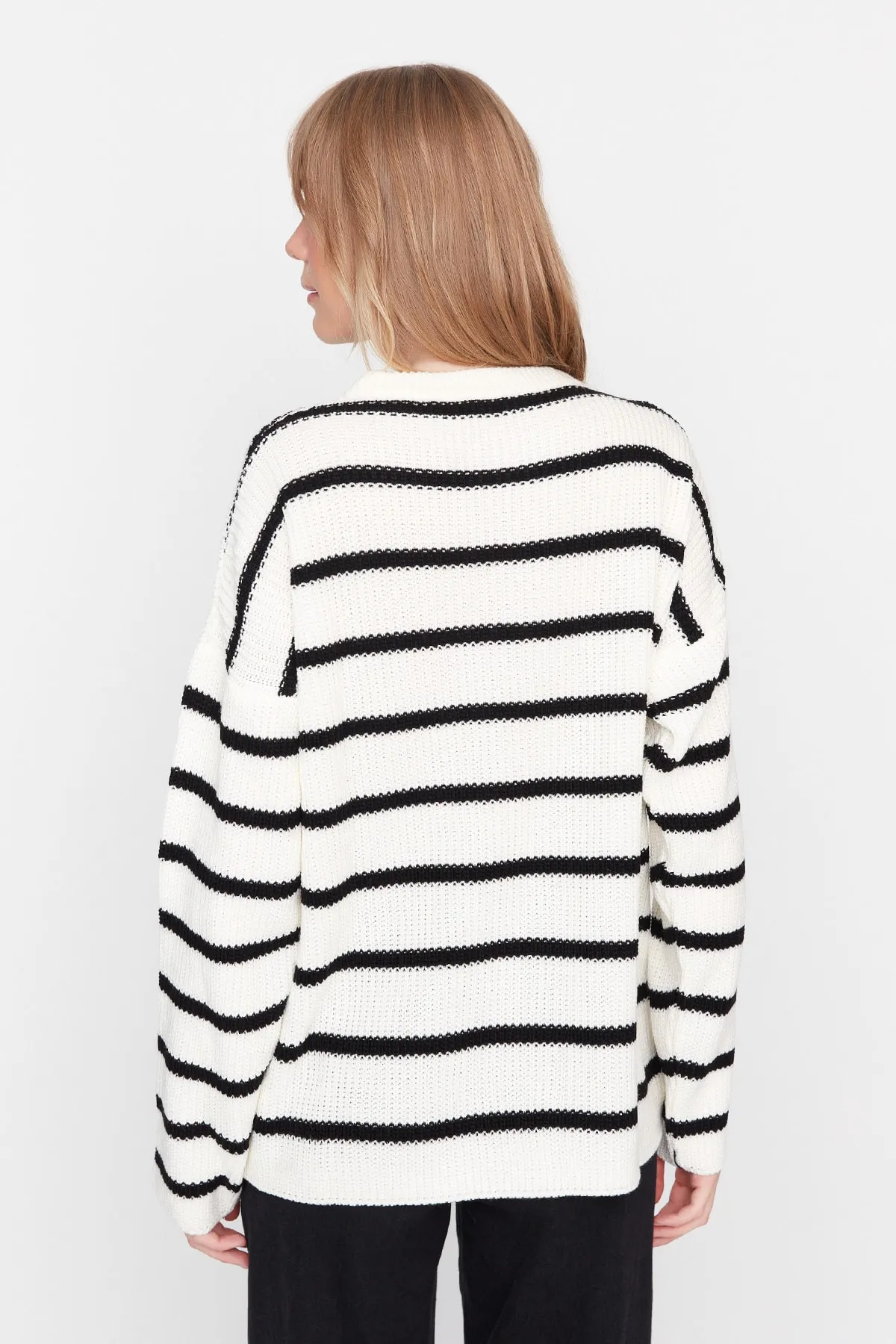 Trendyol Collection  Ecrufarbener Strickpullover mit weiter Passform TWOAW23KZ00720
