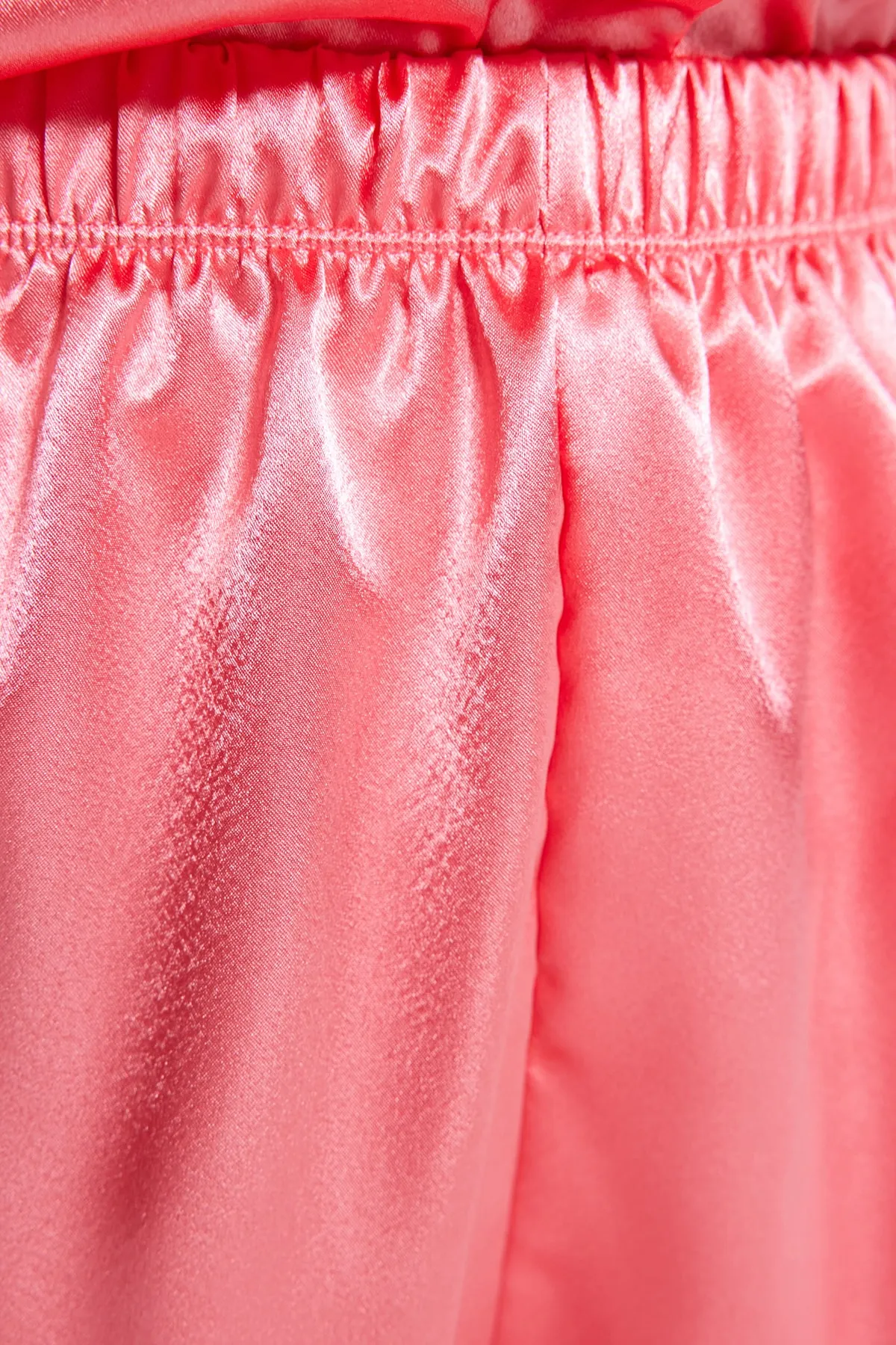 Trendyol Collection  Pyjama-Set aus gewebtem Hemd und Shorts aus Satin mit Slogan-Print in Rosa THMSS23PT00150