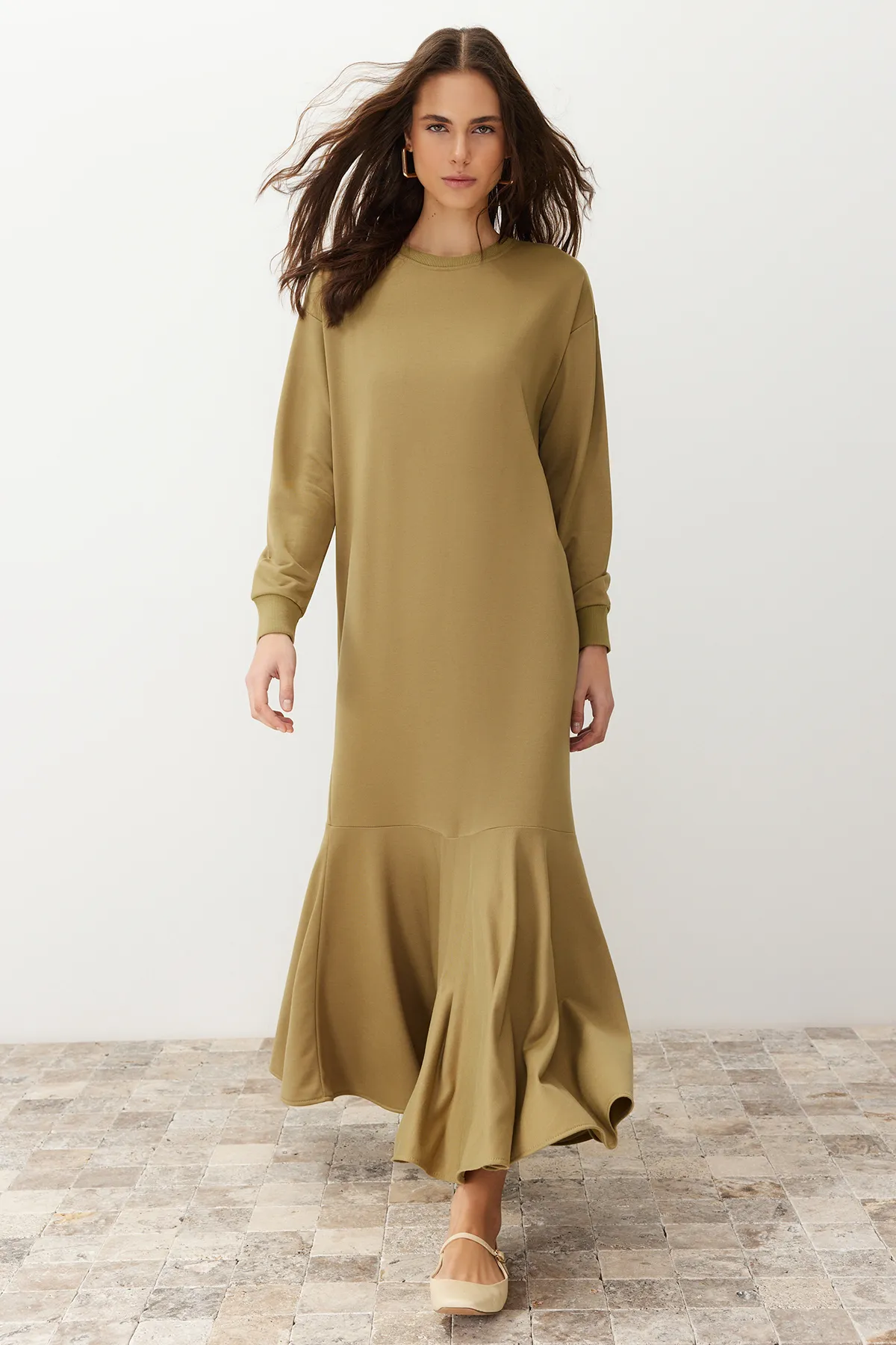Trendyol Modest  Khakifarbenes Strickkleid mit Rundhalsrock und Volant TCTSS22EB0219