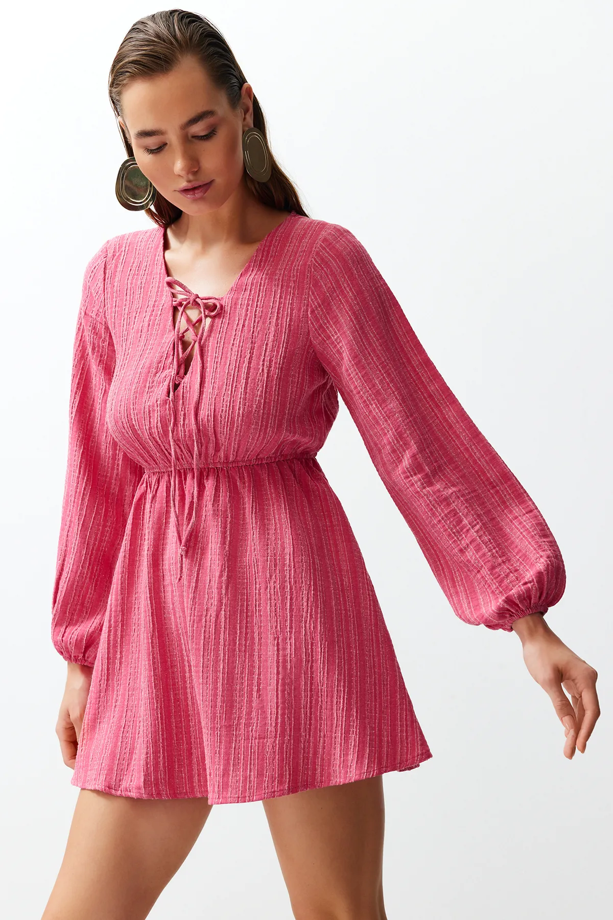 Trendyol Collection  Rosa Mini-Strandkleid aus gewebtem, gebundenem Leinengemisch TBESS23EL00103