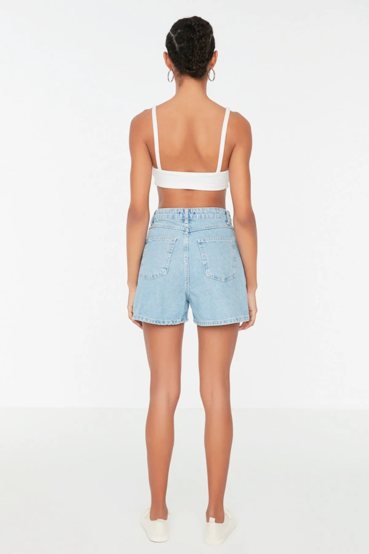 Trendyol Collection  Hellblaue, nachhaltigere Denim-Shorts mit Falten TWOSS20SR0129