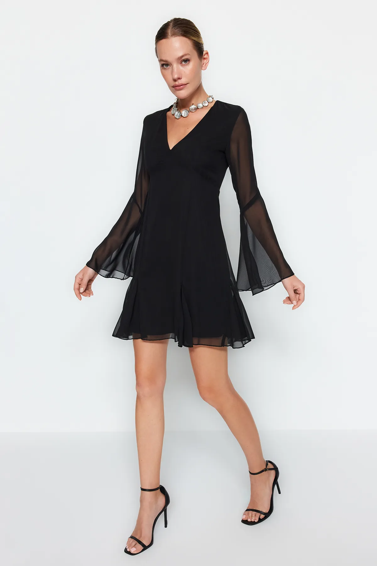 Trendyol Collection  Elegantes Abendkleid aus schwarzem Chiffon mit offener Taille/Skater TPRAW24EL00050