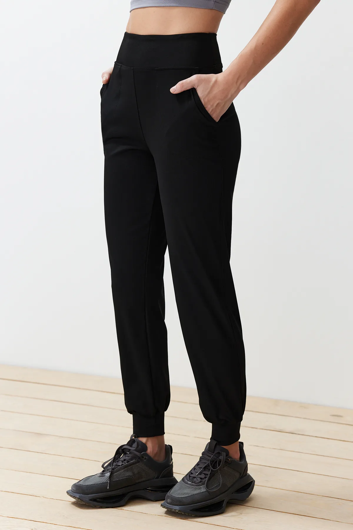 Trendyol Collection  Gestrickte Sport-Jogginghose aus schwarzem Taucher-/Tauchstoffgewebe mit bequemer Passform THMSS24EA00001