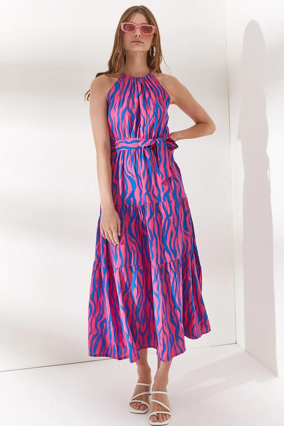 Olalook  Damen-Kleid aus gewebtem Viscon in Zebra-Fuchsia mit Neckholder und Gürtel ELB-19001548