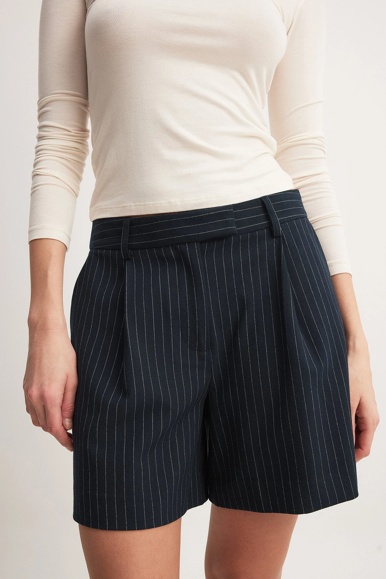 Maßgeschneiderte Shorts mit Nadelstreifen
